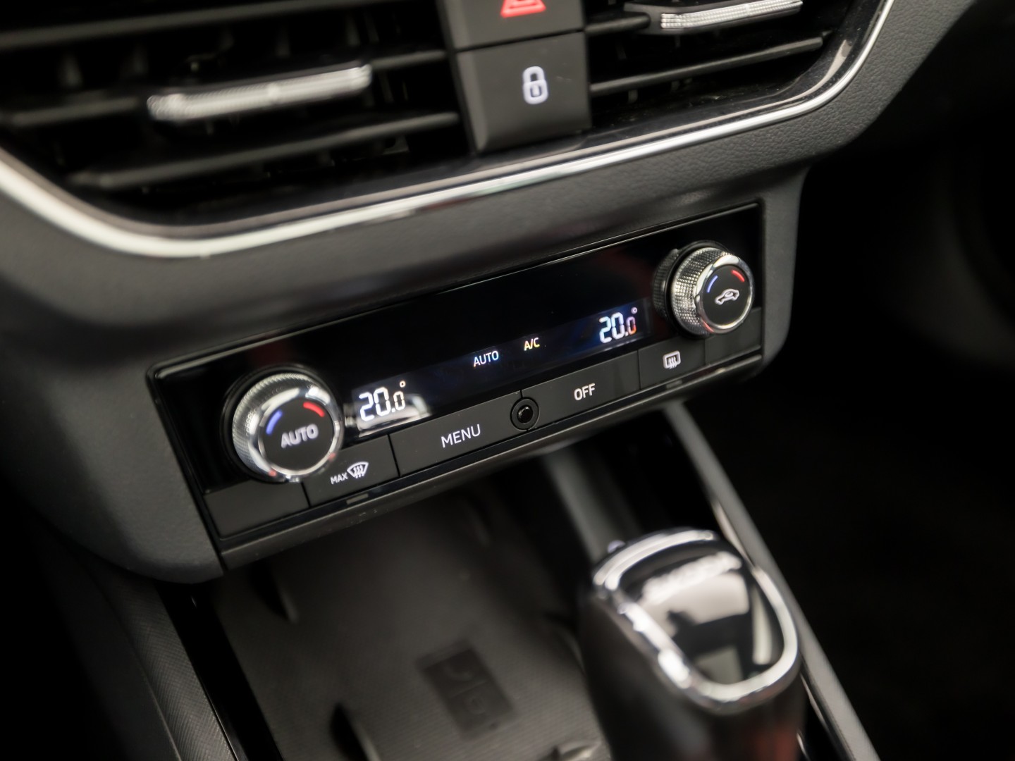 Škoda Kamiq 1.0 TSI Monte Carlo Automaat (PANORAMADAK, VIRTUAL COCKPIT, KUIPSTOELEN, APPLE CARPLAY, CAMERA, GETINT GLAS, ADAPTIVE CRUISE, KEYLESS, NIEUWSTAAT)