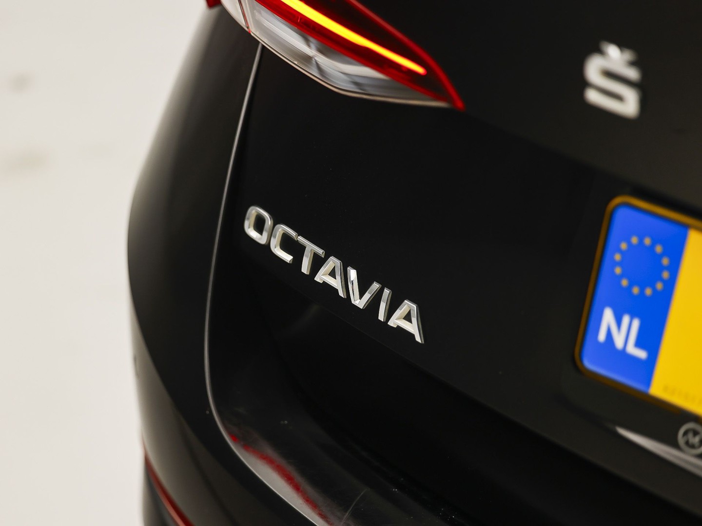 Škoda Octavia Combi 1.0 TSI Sport (KUIPSTOELEN, 1e EIGENAAR, APPLE CARPLAY, GROOT NAVI, GETINT GLAS, ZWART HEMEL, KEYLESS, NIEUWSTAAT)