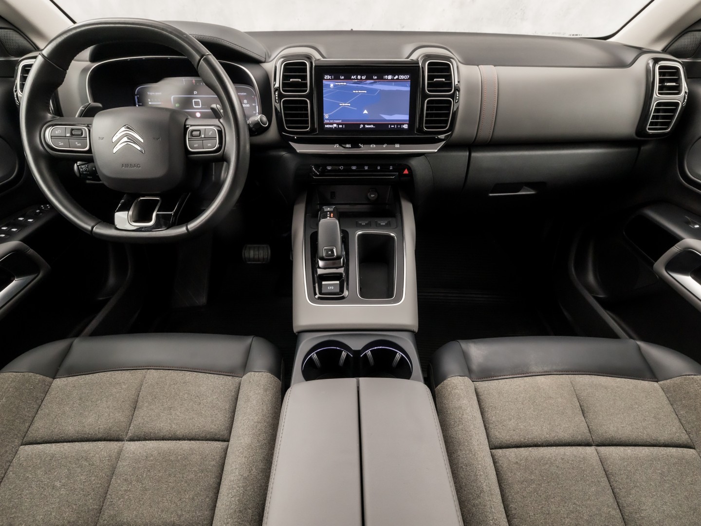 Citroën C5 Aircross 1.6 PureTech Sport 181Pk Automaat (APPLE CARPLAY, GROOT NAVI, 360 CAMERA, LM VELGEN, TREKHAAK, SPORTSTOELEN, KEYLESS, ADAPTIVE CRUISE, NIEUWSTAAT)