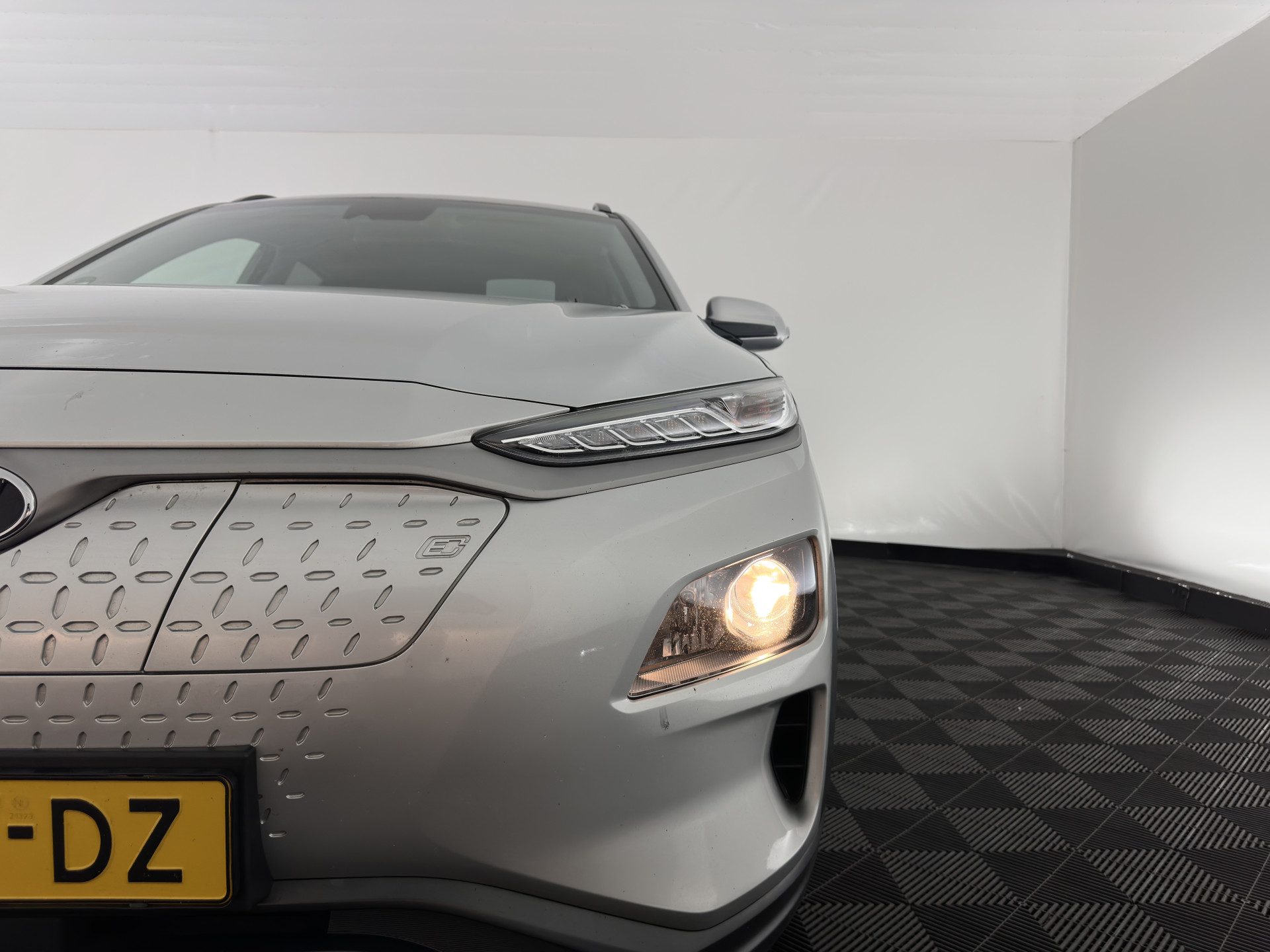 Hyundai Kona EV Fashion 64 kWh (3-Fase) {SOH-100%} (INCL-BTW)  Aut * HEATPUMP | NAVI-FULLMAP | LEATHER-FABRIC | KEYLESS | CAMERA | DAB | ECC | PDC | ADAPTIVE-CRUISE | LANE-ASSIST | HEATED SEATS | PRIVACY-GLASS | HEAD-UP | SHIFT-PADDLES | 17"A