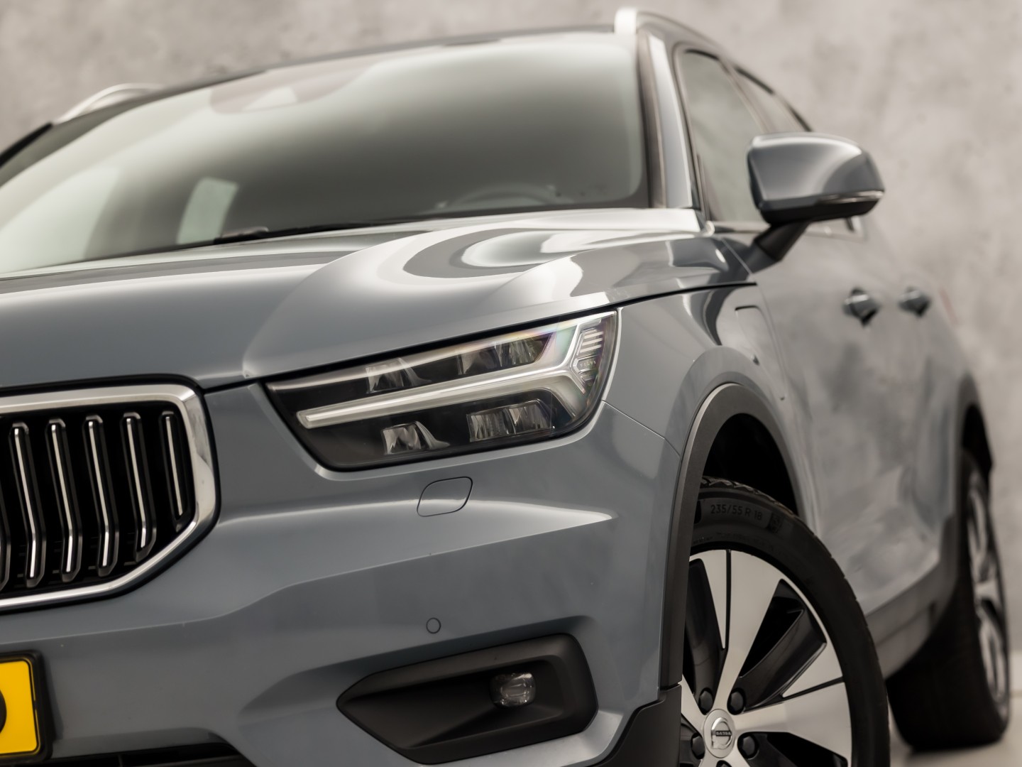 Volvo XC40 1.5 T4 Recharge Inscription 211Pk Automaat (APPLE CARPLAY, STUUR/STOELVERWARMING, MEMORY SEATS, CAMERA, STOELVERWARMING ACHTER, KEYLESS, GETINT GLAS, ELEK ACHTERKLEP, ZWART HEMEL, NIEUWSTAAT)