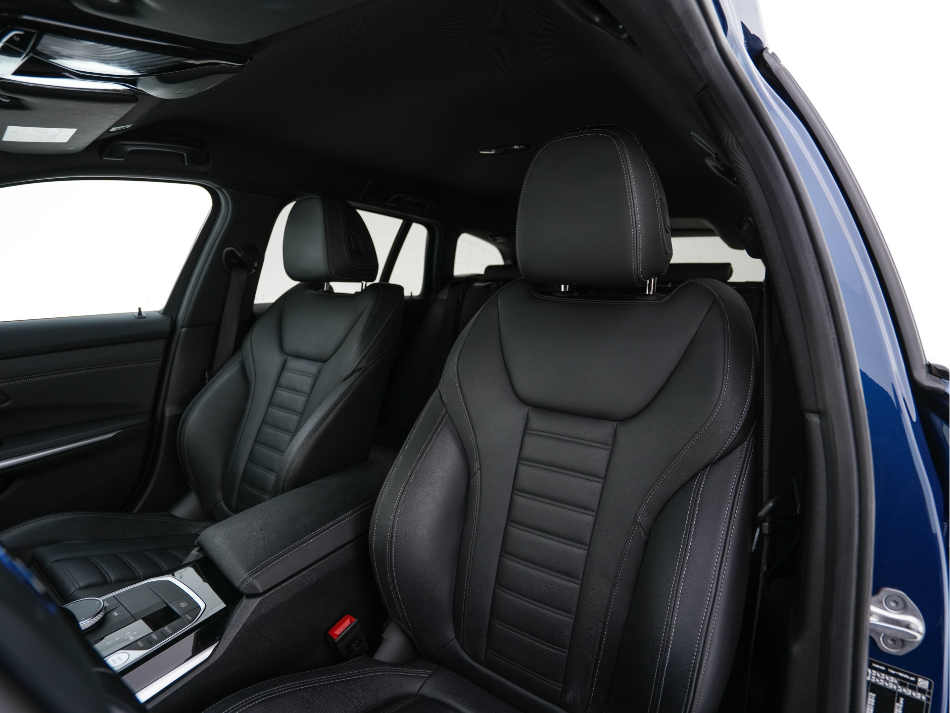 BMW 3-serie Touring 320e Business Edition Plus [Plug-In] (INCL-BTW) Aut. *LEATHER | FULL-LED | HEATED-SPORTSEATS | DIGI-COCKPIT | HIFI-SOUND | NAVI-FULLMAP | PRIVACYGLASS | PDC | AMBIENTLIGHT | DAB | KEYLESS | TOWBAR | 17"ALU* *