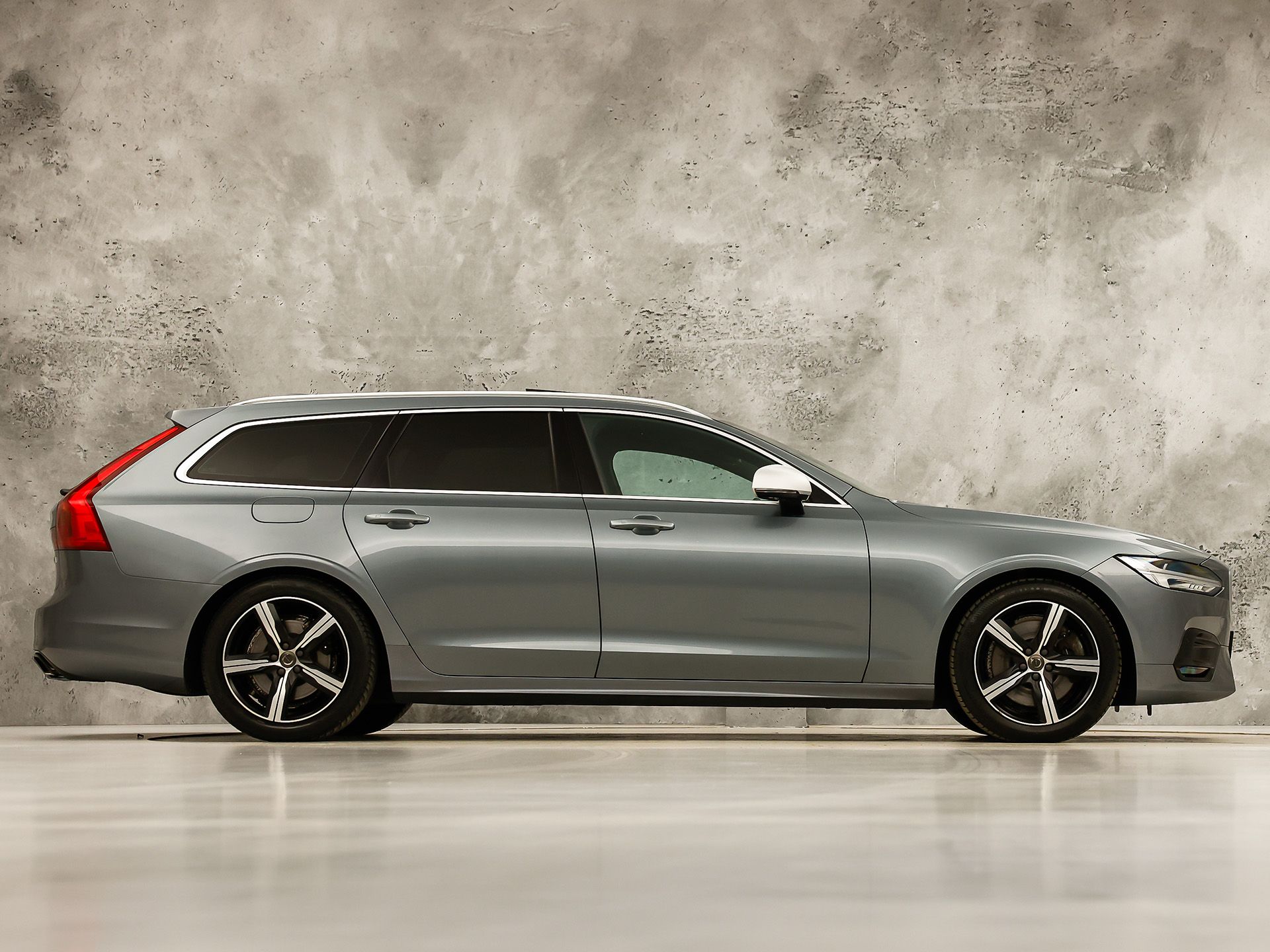 Volvo V90 2.0 T4 R-Design Automaat 190Pk (PANORAMADAK, HARMAN/KARDON, MEMORY SEATS, APPLE CARPLAY, GETINT GLAS, CAMERA, STOELVERWARMING, LEDER, NIEUWE APK, NIEUWSTAAT)
