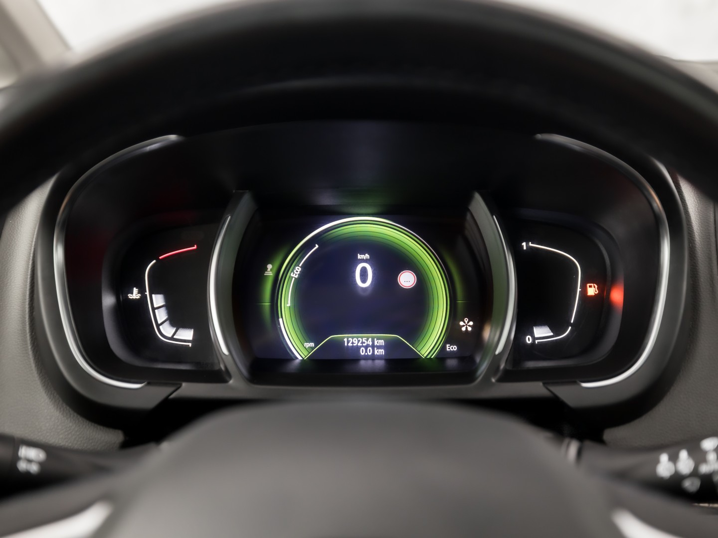 Renault Grand Scénic 1.3 TCe Bose 7 Persoons (PANORAMADAK, APPLE CARPLAY, GROOT NAVI, LEDER, SPORTSTOELEN, GETINT GLAS, BOSE AUDIO, CAMERA, NIEUWE APK, NIEUWSTAAT)