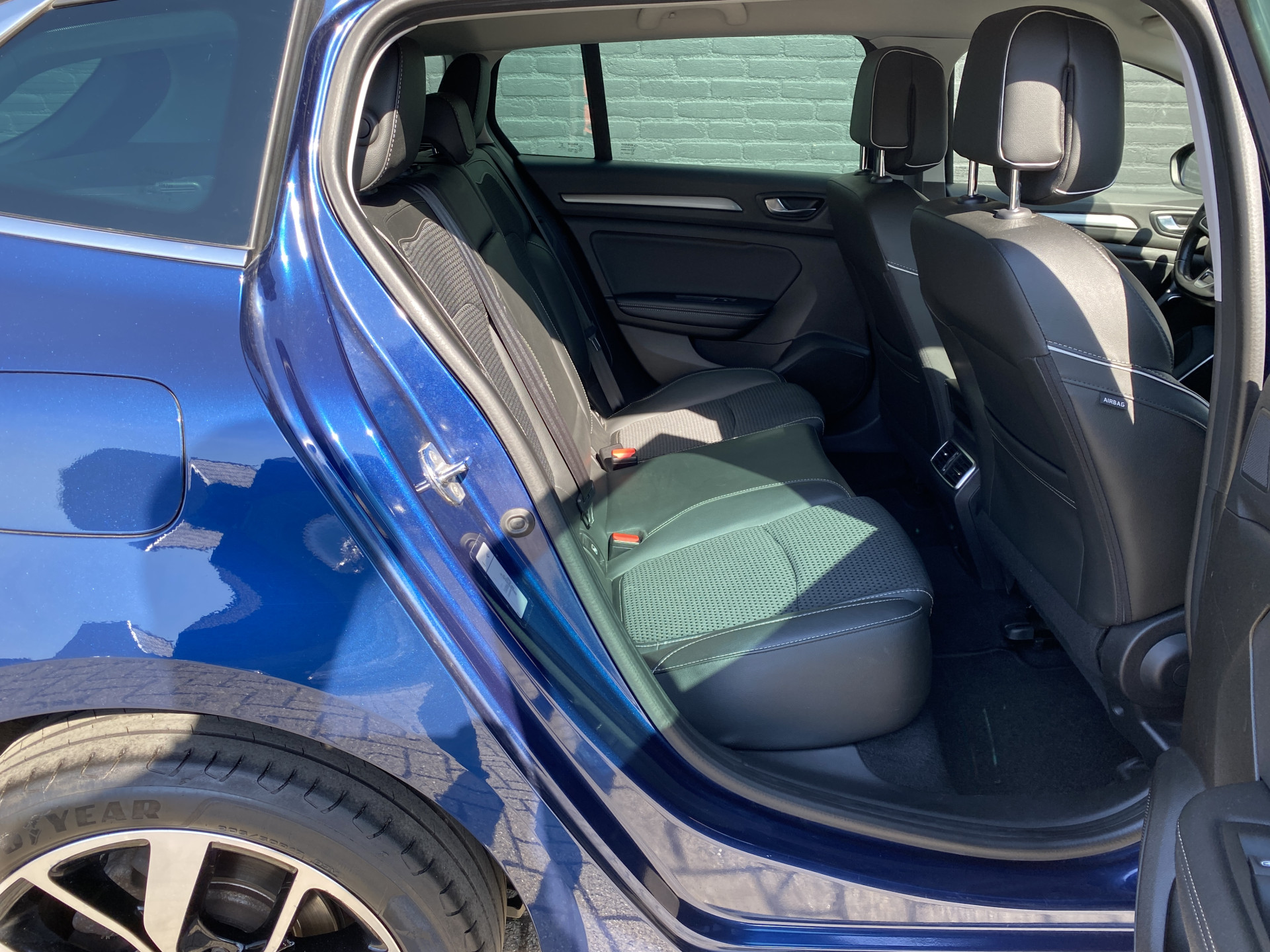 Renault Mégane Estate 1.3 TCe Bose 160 pk AUT. | navigatie | cruise control | trekhaak | bose audio | keyless | privacy glas