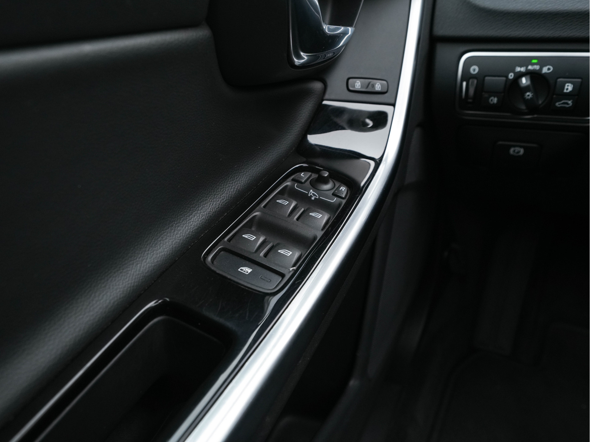 Volvo V60 2.4 D6 AWD Twin Engine Summum Aut. *PANO | NAVI-FULLMAP | LEATHER | BI-XENON | CAMERA |  ECC | PDC | CRUISE | SPORT-SEATS | PRIVACY-GLASS | TOWBAR | MEMORY-PACK | HEATED-COMFORTSEATS | 18"ALU*