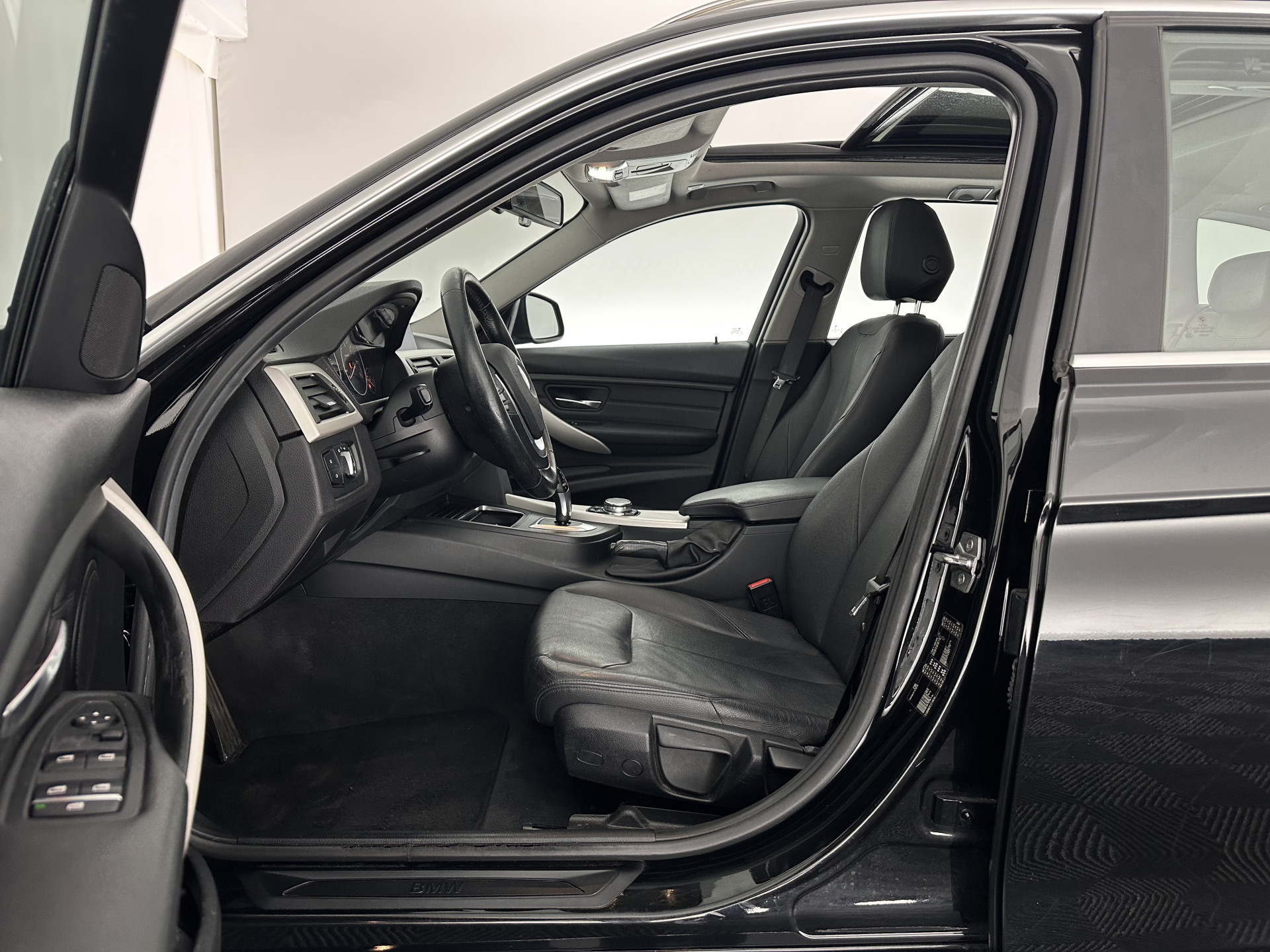 BMW 3-serie Touring 320d EDE Corporate Lease Essential Aut. *PANO | FULL-LEATHER | FULL-LED | NAVI-FULLMAP | HEATED-COMFORTSEATS | HIFI-SOUND | ECC | PDC | CRUISE | 16''ALU*