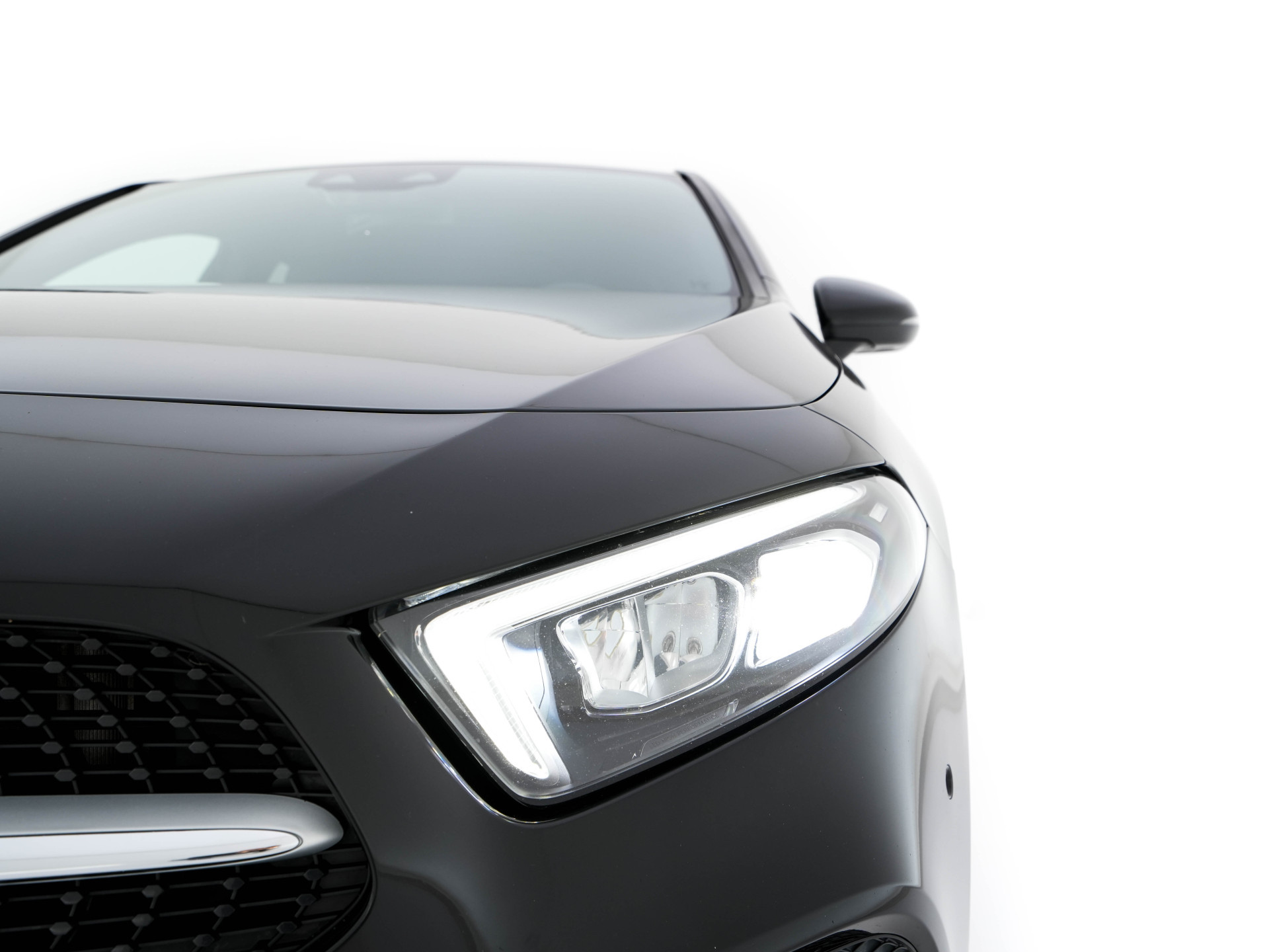 Mercedes-Benz A-klasse 160 Business Solution (INCL-BTW) *LEATHER- FABRIC | FULL-LED | WIDE-SCREEN-COCKPIT | CAMERA | NAVI-FULLMAP | HEATED-COMFORTSEATS | ECC | PRIVACY-GLASS | PDC | KEYLESS | CRUISE | CARBON-INLAY | 16''ALU*