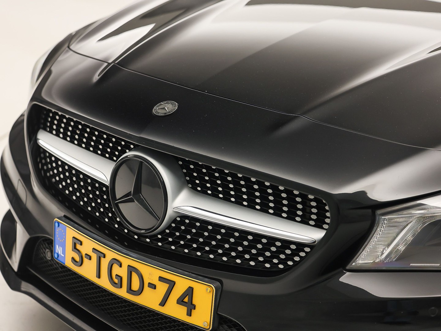 Mercedes-Benz CLA-Klasse 250 AMG Sport 211Pk Automaat (PANORAMADAK, STERRENHEMEL, NAVIGATIE, RODE GORDELS, LEDER/ALCANTARA, STOELVERWARMING, SPORTSTOELEN, GETINT GLAS, CRUISE, NIEUWSTAAT)