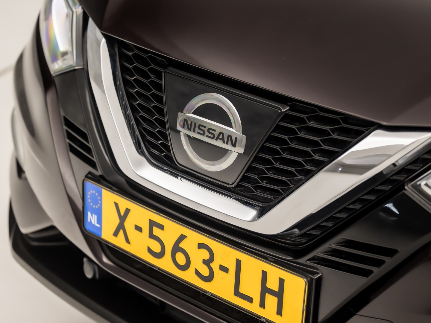 Nissan Qashqai 1.2 Tekna + Sport pack (PANORAMADAK, NAVIGATIE, MEMORY SEAT, NAPPA LEDER, ZWART HEMEL, 360 CAMERA, STOELVERWARMING, GETINT GLAS, TREKHAAK, NIEUWE APK, NIEUWSTAAT)