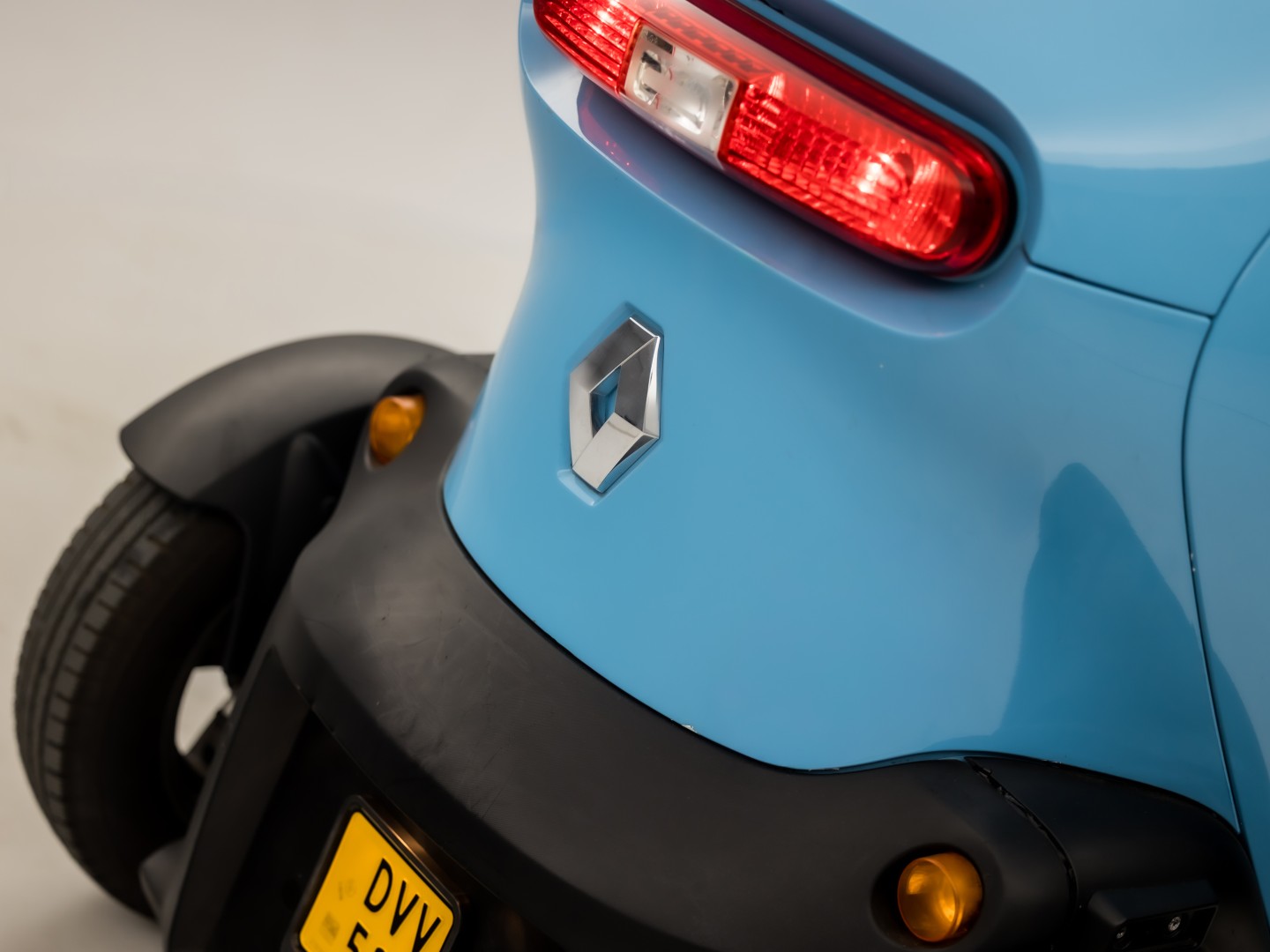 Renault Twizy Life (45 KMH, BROMMER KENTEKEN, ZWART LEDER, PARKEERSENSOREN, SPORTSTOEL, NIEUWSTAAT)