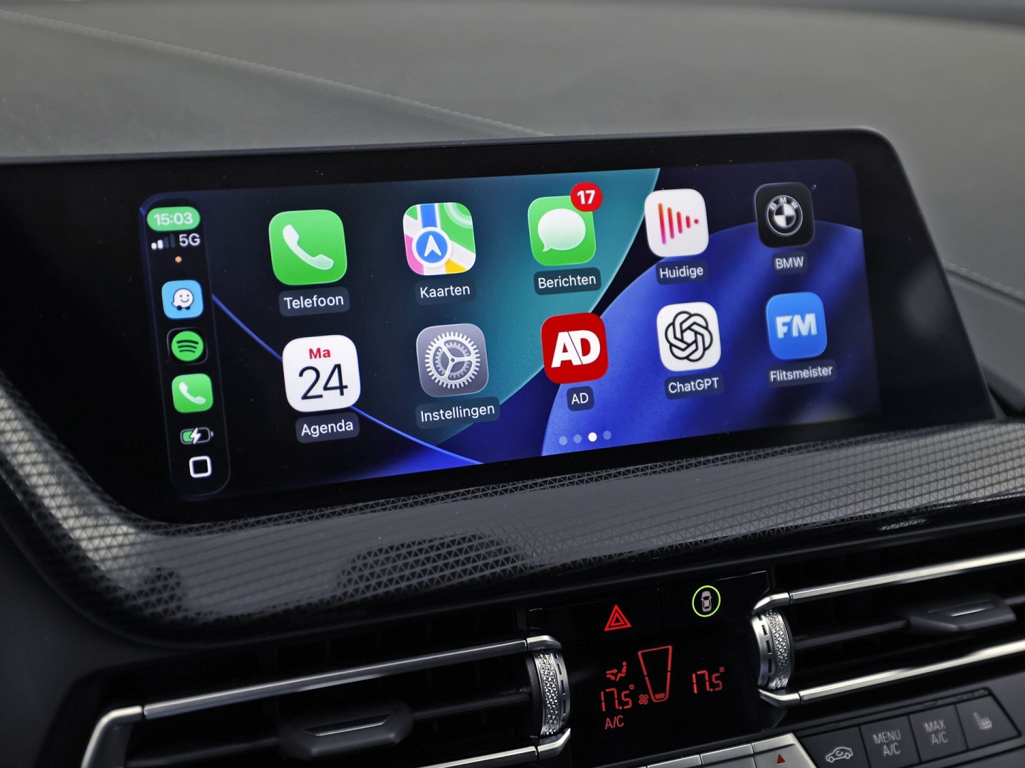 BMW 1 Serie 118i Sport Automaat (APPLE CARPLAY, DEALER ONDERHOUDEN, GROOT NAVI, CAMERA, STUUR/STOELVERWARMING, SPORTSTOELEN, TREKHAAK, GETINT GLAS, ELEK ACHTERKLEP, NIEUWSTAAT)