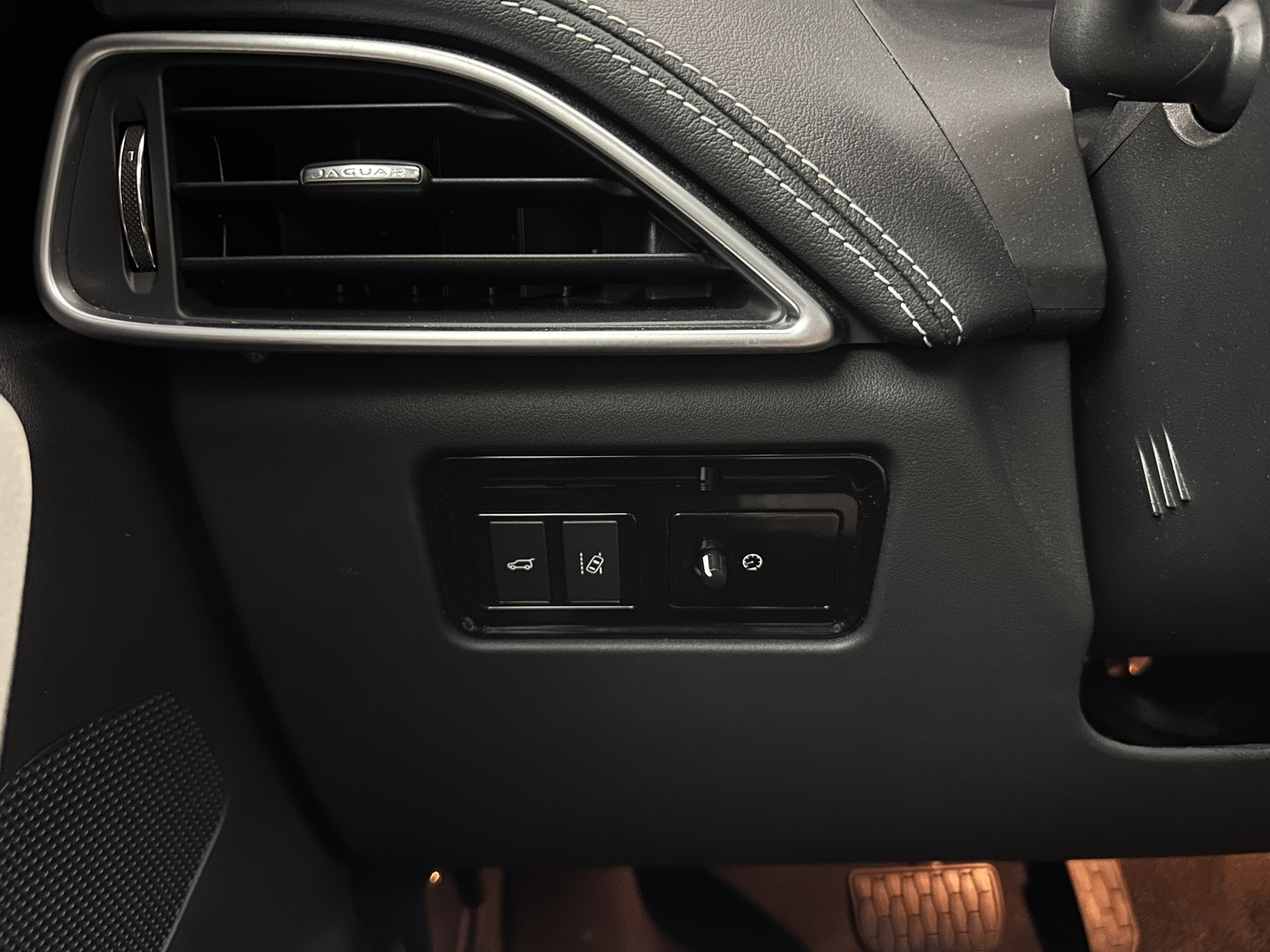 Jaguar F-PACE 3.0 S AWD R-Dynamic Aut *PANO | LEATHER | BLINDSPOT | FULL-LED | MERIDIAN-AUDIO | HEATED-SPORTSEATS | NAVI-FULLMAP | KEYLESS | CAMERA | CARPLAY | SHIFTPADDLES | PDC | LANE-ASSIST | MEMORY-PACK | DIGI-COCKPIT | .