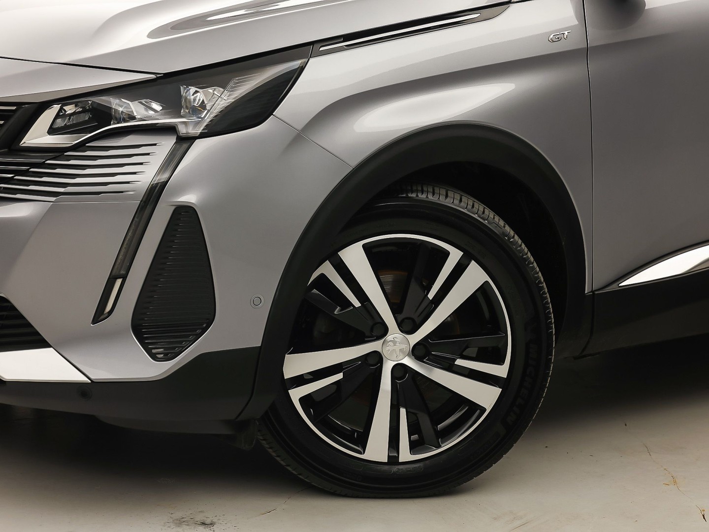Peugeot 3008 1.2 PureTech GT Line (PANORAMADAK, APPLE CARPLAY, GROOT NAVI, LEDER, STOELVERWARMING, SPORTSTOELEN, GETINT GLAS, KEYLESS, NIEUWSTAAT)