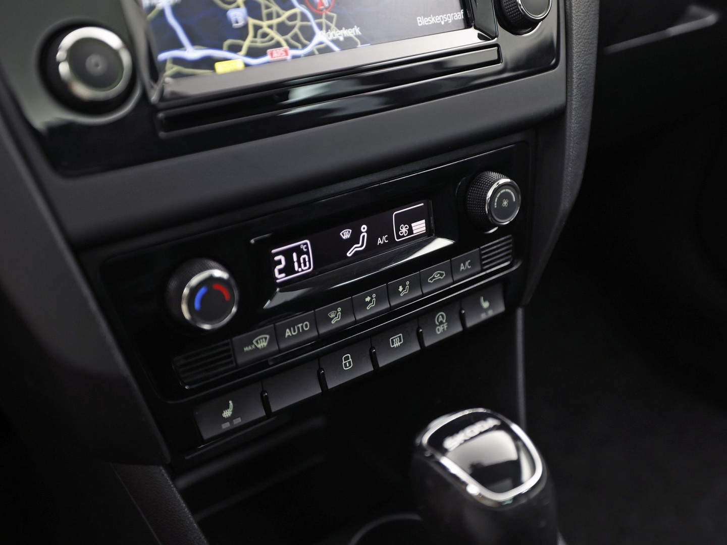Škoda Rapid Spaceback 1.0 TSI Sport Automaat (PANORAMADAK, NAVIGATIE, CLIMATE, STOELVERWARMING, SPORTSTOELEN, GETINT GLAS, CRUISE, PARKEERSENSOREN, NIEUWSTAAT)