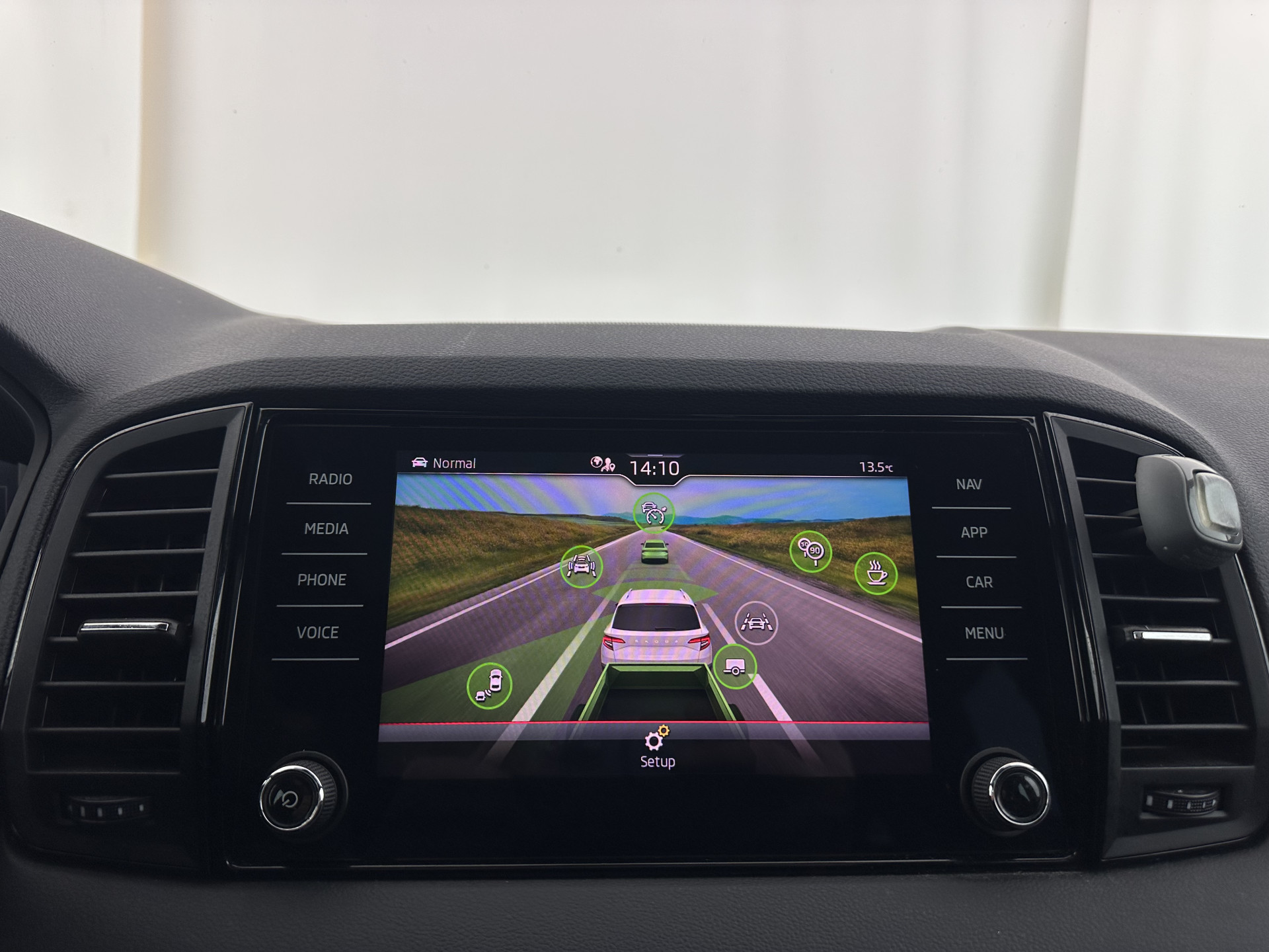 ŠKODA Karoq 1.5 TSI ACT Sportline Business (INCL-BTW) Aut. *PANO | DIGI-COCKPIT | FULL-LED | ADAPTIVE-CRUISE | CANTON-AUDIO | BLINDSPOT | HEATED-SPORTSEATS | CAMERA | AMBIENTLIGHT | NAVI-FULLMAP | KEYLESS | DAB+ | TOWBAR | PRIVACYGLAS