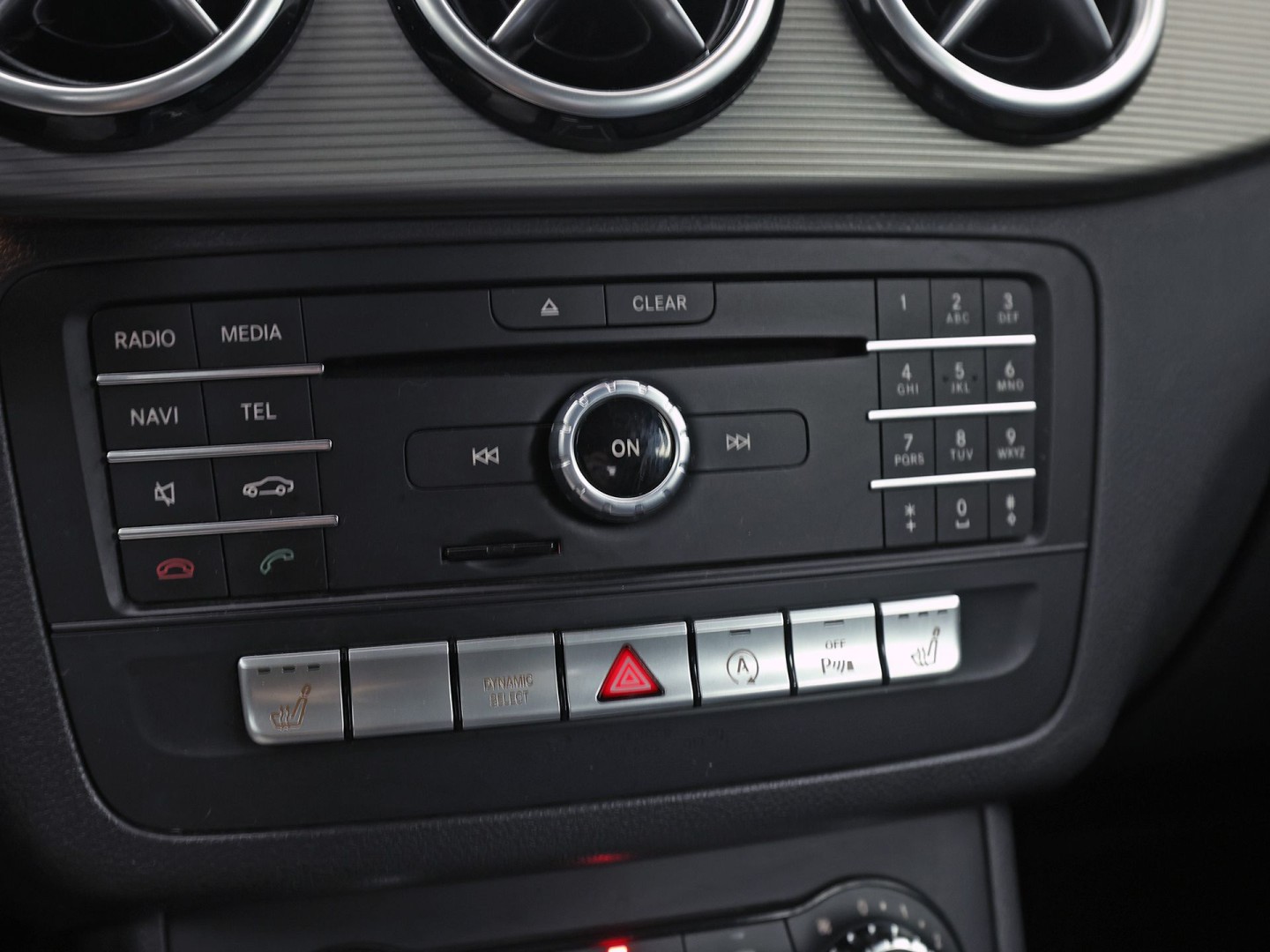 Mercedes-Benz B-klasse 180 Sport Automaat (GROOT NAVI, CAMERA, STOELVERWARMING, ZWART HEMEL, SPORTSTOELEN, CRUISE, KEYLESS START, NIEUWSTAAT)