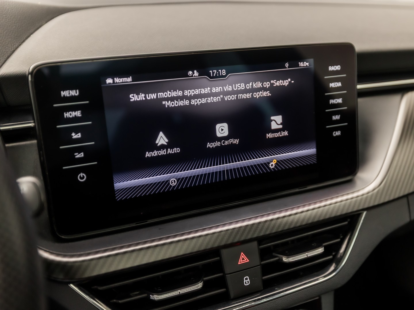 Škoda Kamiq 1.0 TSI Monte Carlo Automaat (PANORAMADAK, VIRTUAL COCKPIT, KUIPSTOELEN, APPLE CARPLAY, CAMERA, GETINT GLAS, ADAPTIVE CRUISE, KEYLESS, NIEUWSTAAT)