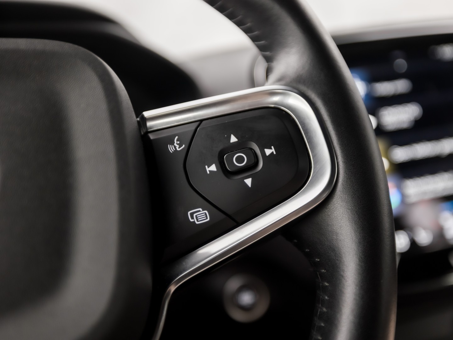 Volvo XC40 1.5 T4 Recharge Inscription 211Pk Automaat (APPLE CARPLAY, STUUR/STOELVERWARMING, MEMORY SEATS, CAMERA, STOELVERWARMING ACHTER, KEYLESS, GETINT GLAS, ELEK ACHTERKLEP, ZWART HEMEL, NIEUWSTAAT)