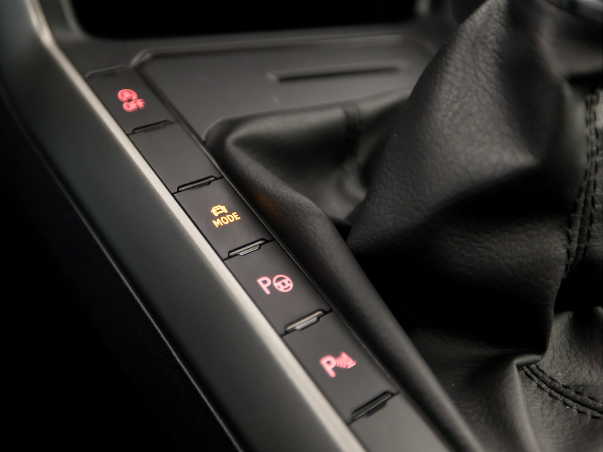 Volkswagen Polo 1.0 TSI Sportline (APPLE CARPLAY, GROOT NAVI, CLIMATE, CAMERA, SPORTSTOELEN, LM VELGEN, ADAPTIVE CRUISE, MODE KNOP, PARKEER ASSISTENT, PARKEERSENSOREN, NIEUWSTAAT)
