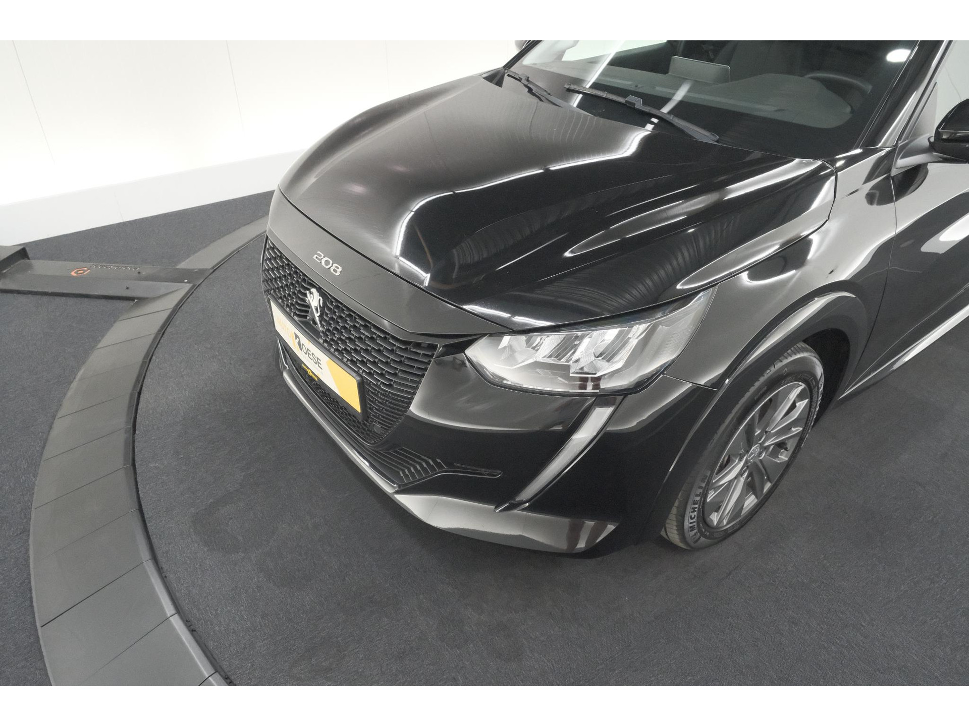 Peugeot e-208 EV Allure 50 kWh | 98,9% SOH | Camera | Navigatie | Parkeersensoren | Stoelverwarming