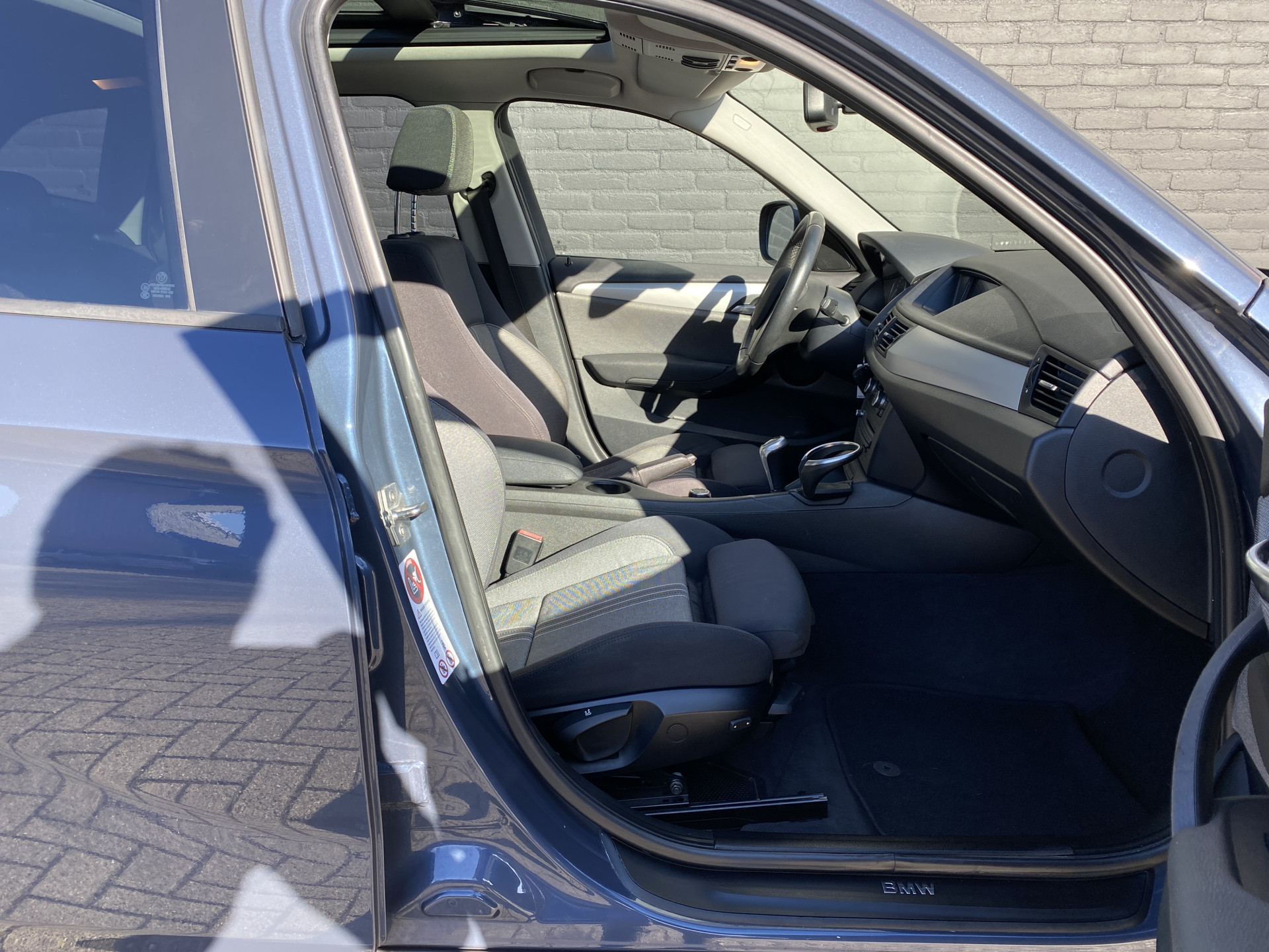 BMW X1 sDrive18i Executive AUT. | navigatie | panoramadak | sportstoelen | xenon verlichting | lichtmetalen velgen 18 inch