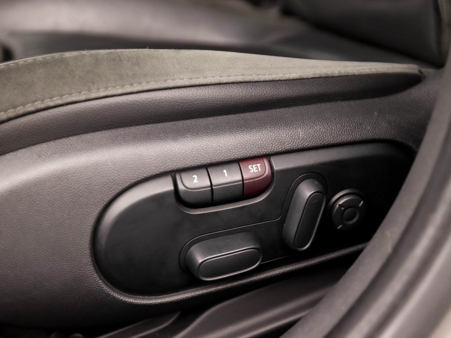 MINI Clubman 2.0 Cooper S Chilli 192Pk Automaat (PANORAMADAK, GROOT NAVI, MEMORY SEAT, LEDER, HARMAN/KARDON, CAMERA, STOELVERWARMING, LED KOPLAMPEN, NIEUWSTAAT)