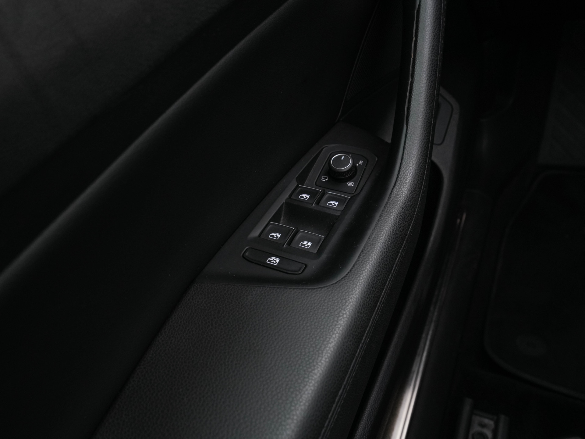 Volkswagen Passat Variant 2.0 BiTDI 4Motion Highline Executive-Pack Aut. *PANO | ADAPTIVE-CRUISE | DIGI-COCKPIT | NAVI-FULLMAP | LEATHER-ALCANTARA | FULL-LED | ERGONOMIC-COMFORT-SEATS | KEYLESS | ECC | PARKPILOT | TOWBAR | 17''ALU*