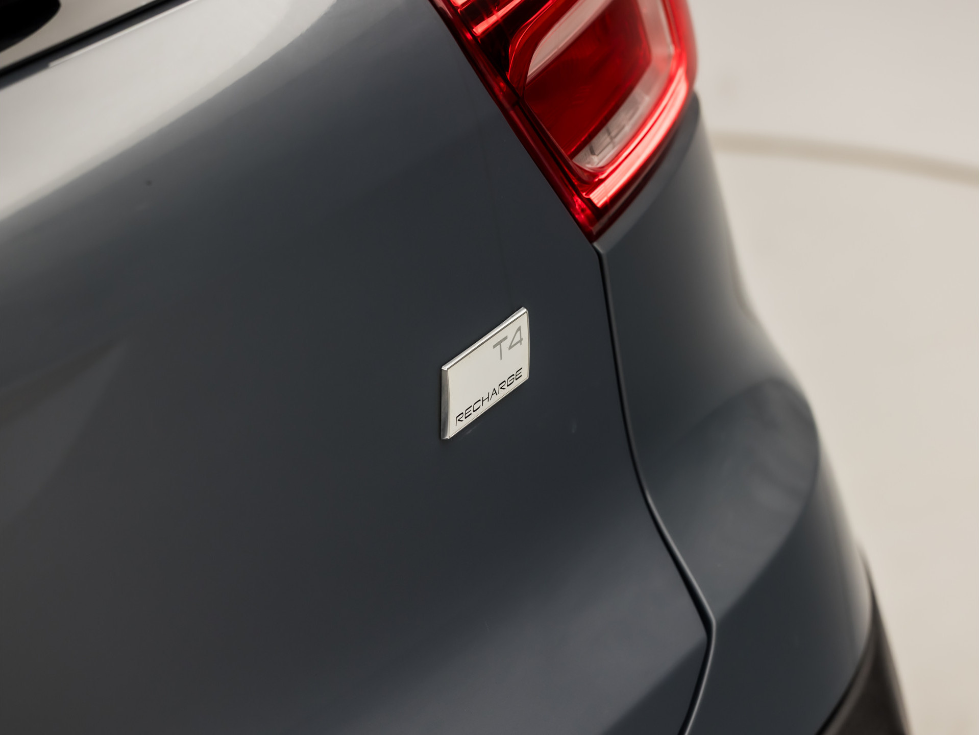 Volvo XC40 1.5 T4 Recharge Inscription 211Pk Automaat (APPLE CARPLAY, STUUR/STOELVERWARMING, MEMORY SEATS, CAMERA, STOELVERWARMING ACHTER, KEYLESS, GETINT GLAS, ELEK ACHTERKLEP, ZWART HEMEL, NIEUWSTAAT)