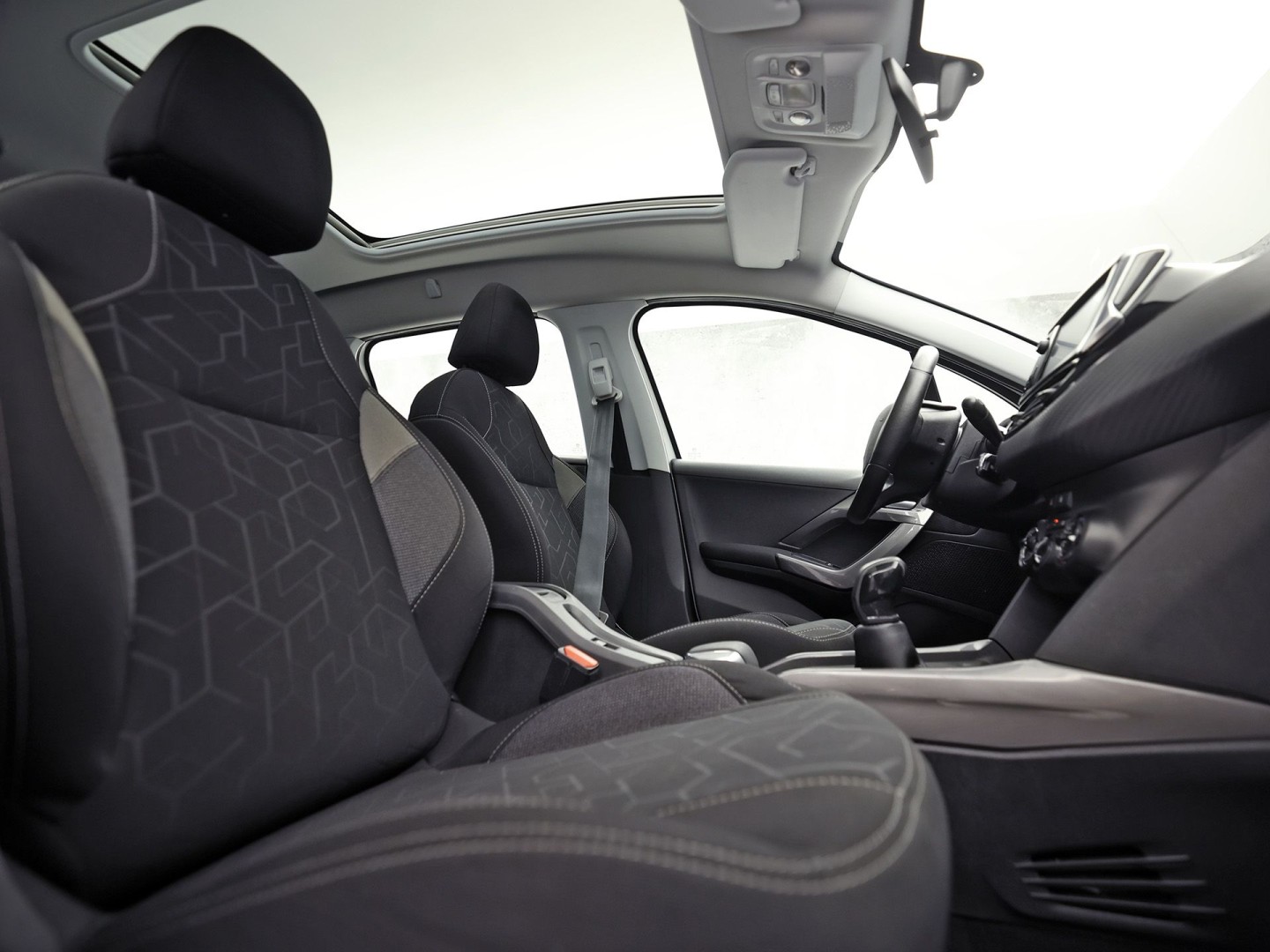 Peugeot 2008 1.2 PureTech Sport (PANORAMADAK, APPLE CARPLAY, NAVIGATIE, LM VELGEN, SPORTSTOELEN, PARKEERSENSOREN, CRUISE, NIEUWSTAAT)