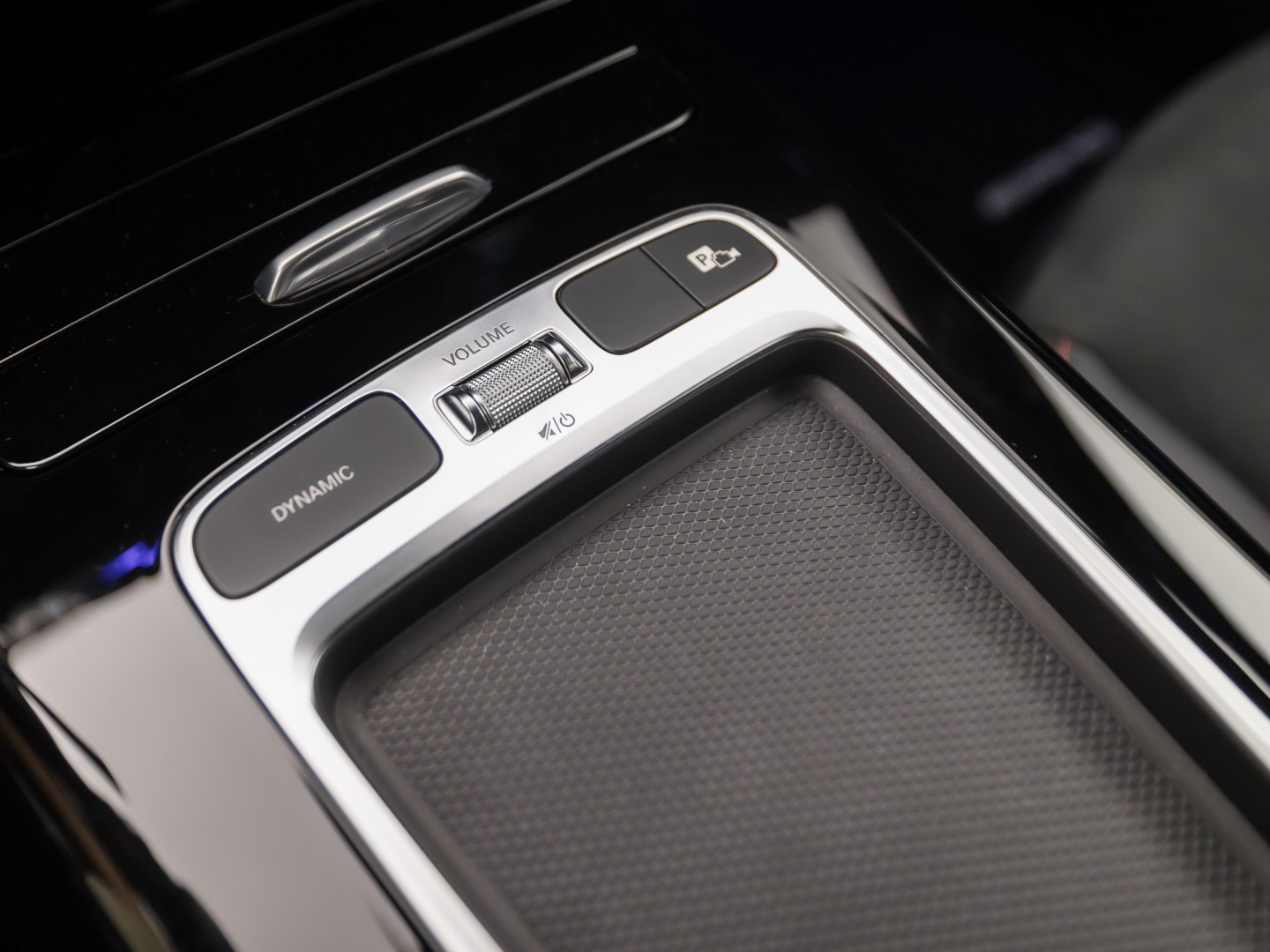 Mercedes-Benz A-Klasse 180 AMG Line Automaat (FABRIEKSGARANTIE, APPLE CARPLAY, GROOT NAVI, SFEERVERLICHTING, CAMERA, KUIPSTOELEN, STOELVERWARMING, GETINT GLAS, NIEUWSTAAT)