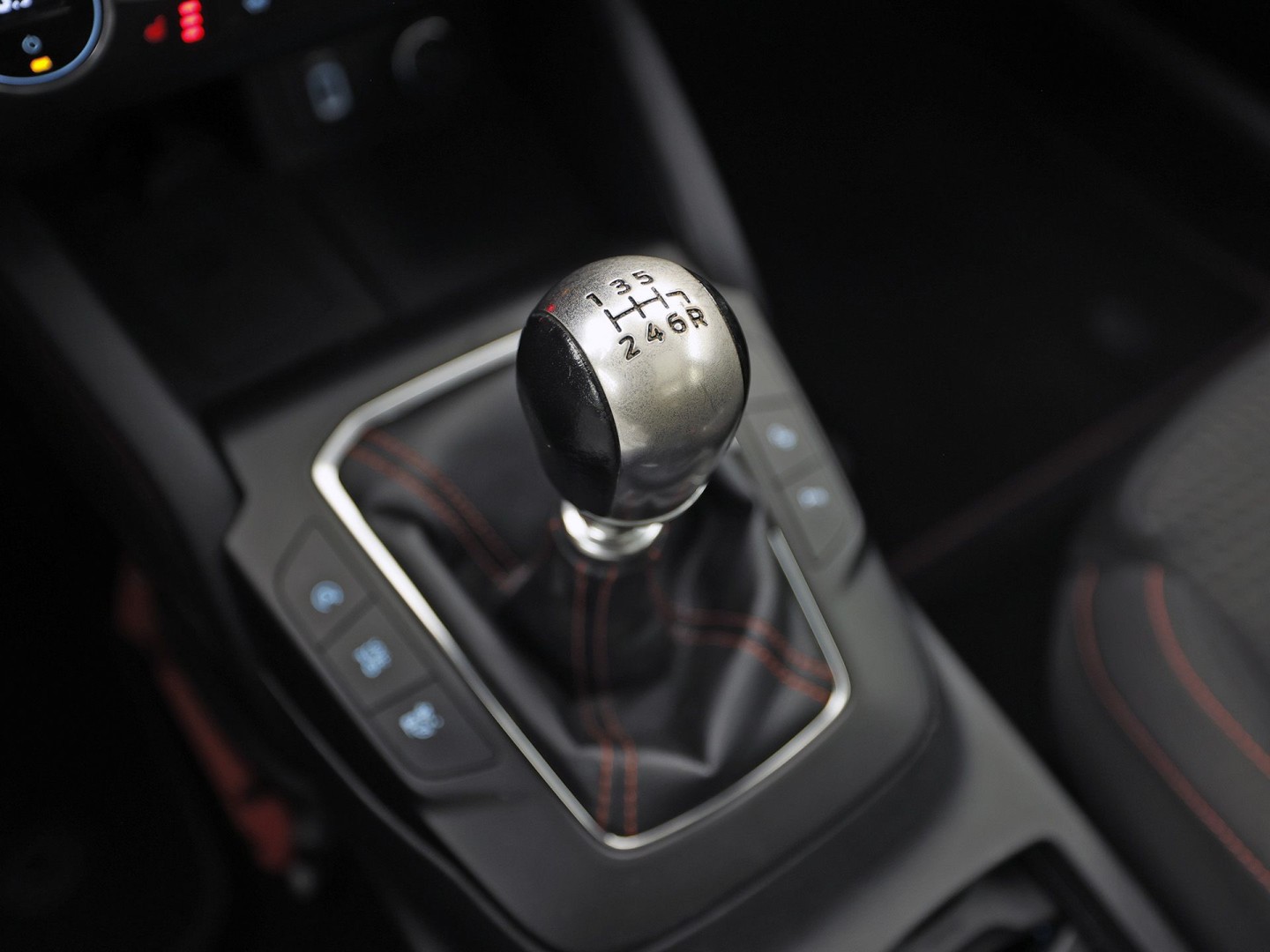Ford Focus 1.0 EcoBoost ST Line 125Pk (PANORAMADAK, APPLE CARPLAY, GROOT NAVI, STUUR/STOELVERWARMING, BANG&OLUFSEN, TREKHAAK, SPORTSTOELEN, GETINT GLAS, ADAPTIVE CRUISE, LED KOPLAMPEN, NIEUWSTAAT)