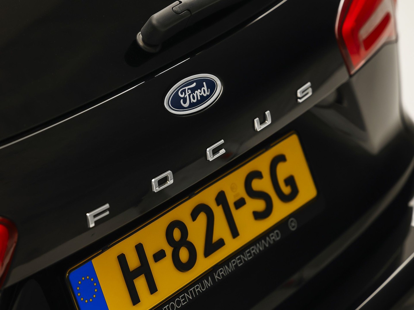 Ford Focus Wagon 1.0 EcoBoost ST Line (APPLE CARPLAY, GROOT NAVI, STUUR/STOELVERWARMING, KEYLESS, GETINT GLAS, SPORTSTOELEN, CRUISE, PARKEERSENSOREN, NIEUWSTAAT)