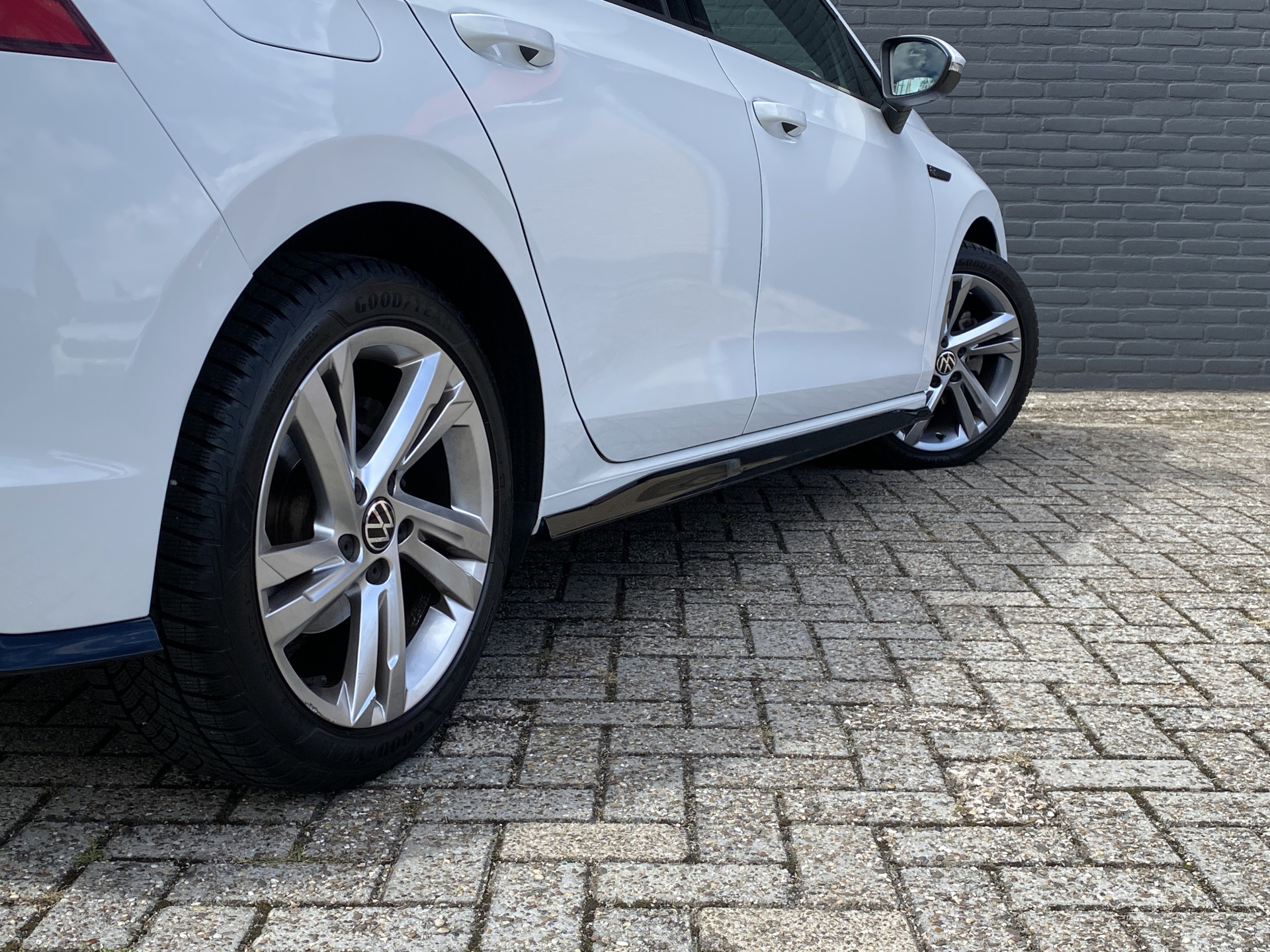 Volkswagen Golf 1.5 eTSI R-Line AUT. | dealer onderh. | panoramadak | stoel-/stuurverw. | keyless | trekhaak | carplay