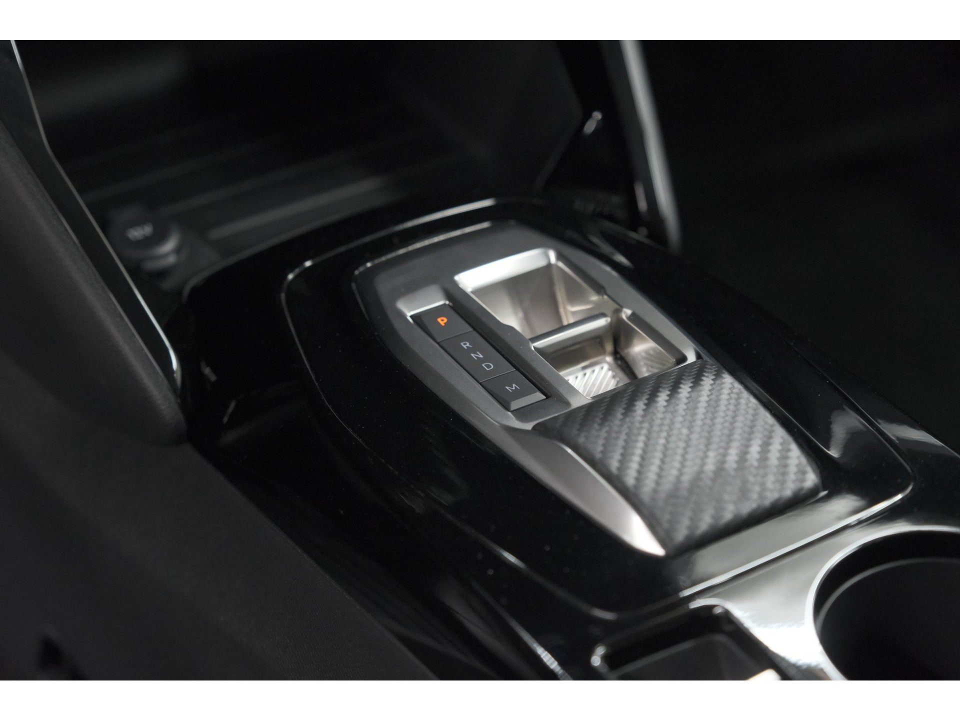 Peugeot 208 1.2 Hybrid 110 e-DCS6 Allure | Apple Carplay | Parkeersensoren Voor + Achter | Climate Control