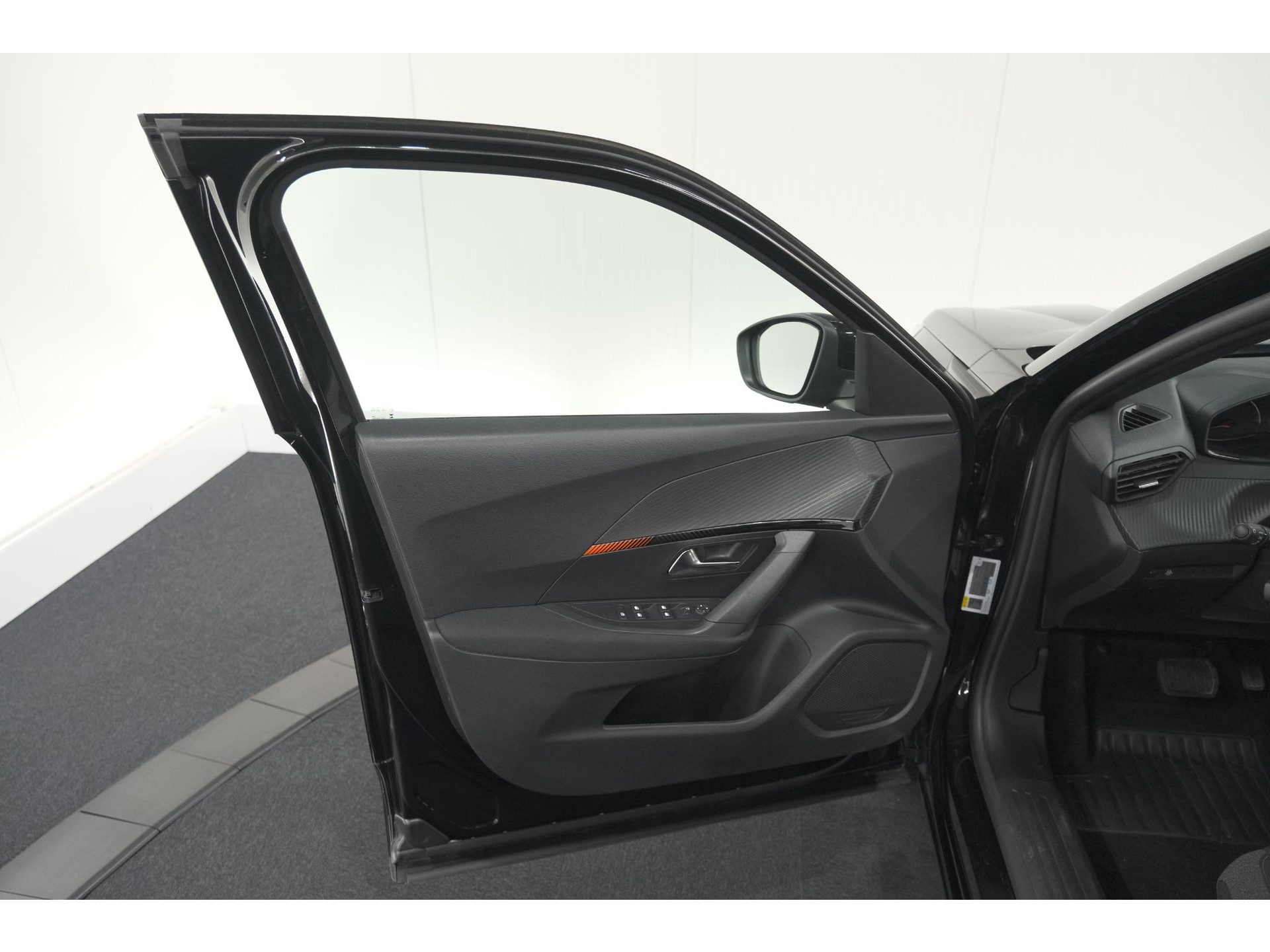 Peugeot 2008 PureTech 130 EAT8 Active Pack | Parkeersensoren | Apple CarPlay | Climate Control | Stoelverwarming