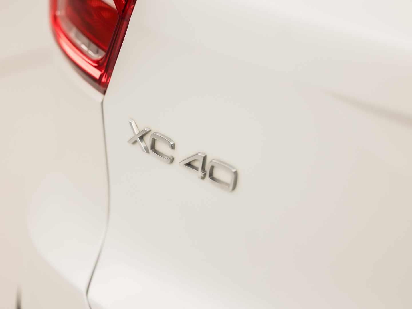 Volvo XC40 1.5 T5 Recharge Inscription Sport 252Pk Automaat (PANORAMADAK, APPLE CARPLAY, MEMORY SEAT, LEDER, 360 CAMERA, SPORTSTOELEN, STUUR/STOELVERWARMING, GETINT GLAS, ELEK ACHTERKLEP, NIEUWE APK, NIEUWSTAAT)