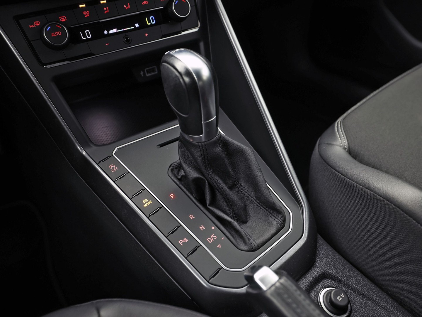 Volkswagen Polo 1.0 TSI R-Line Sport Automaat (VIRTUAL COCKPIT, ZWART HEMEL, GROOT NAVI, CLIMATE, LEDER, SPORTSTOELEN, GETINT GLAS, LM VELGEN, ADAPTIVE CRUISE, NIEUWSTAAT)