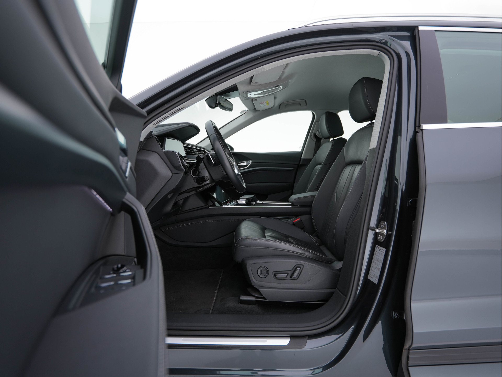 Audi e-tron 55 quattro Advanced edition Plus 95 kWh (3-Fase-11 kW) {SOH-93%} (INCL-BTW) Aut.*HEATPUMP | LEATHER | ADAPTIVE-CRUISE | FULL-LED | DIGI-COCKPIT | KEYLESS | MEMORY-PACK | CAMERA | NAVI-FULLMAP | SHIFTPADDLES | DAB+ | HEATED-COMFORTSEATS | DRIVE