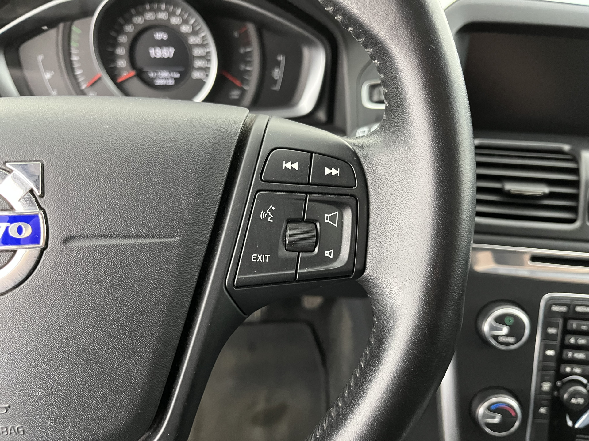 Volvo XC60 2.0 D3 FWD Momentum *LEATHER | NAVI-FULLMAP | COMFORTSEATS | ECC | PDC | CRUISE | PRIVACYGLASS | TOWBAR | 17''ALU*