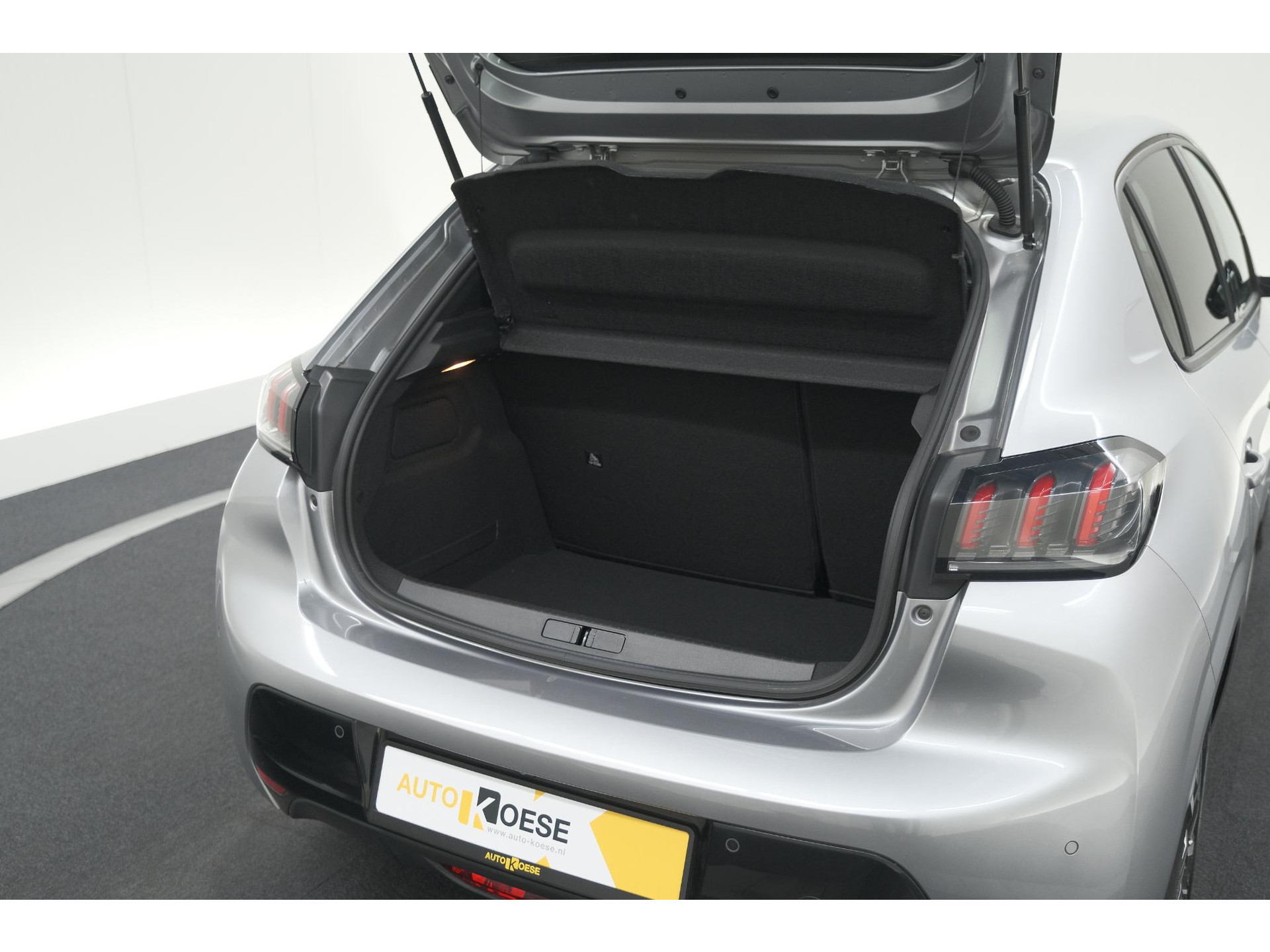Peugeot 208 PureTech 100 EAT8 Allure | Adaptieve Cruise control |  Camera | Parkeersensoren voor + achter | Navigatie | Apple Carplay