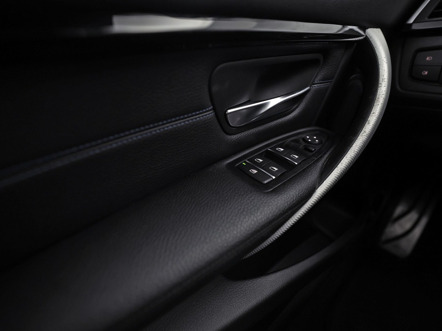 BMW 3 Serie 318i M Sport High Executive Automaat (VIRTUAL COCKPIT, M PAKKET, GROOT NAVI, STOELVERWARMING, SPORT AUTOMAAT, SPORTSTOELEN, TREKHAAK, GETINT GLAS, PARKEERSENSOREN, NIEUWSTAAT)