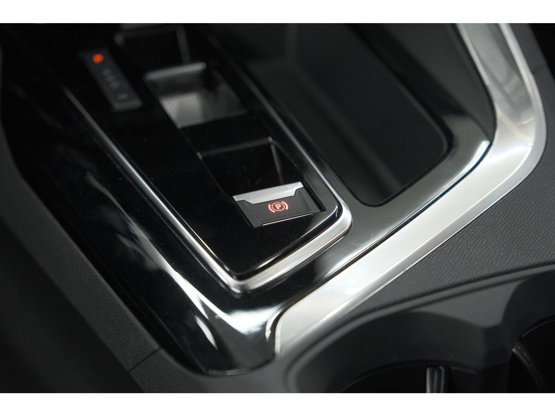 Peugeot 5008 PureTech 130 EAT8 Active Pack Business | 7 Zitplaatsen | Camera | Navigatie | Apple Carplay | Parkeersensoren