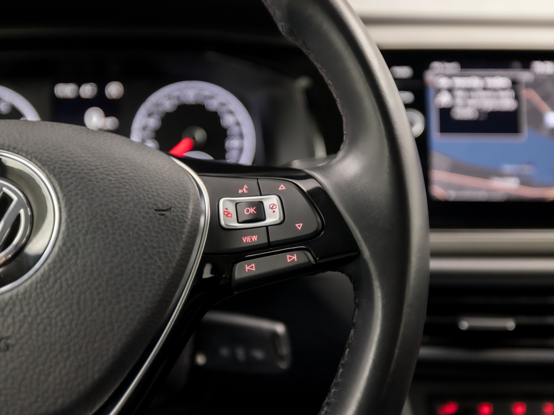 Volkswagen Polo 1.0 TSI Sportline (APPLE CARPLAY, GROOT NAVI, CLIMATE, CAMERA, SPORTSTOELEN, LM VELGEN, ADAPTIVE CRUISE, MODE KNOP, PARKEER ASSISTENT, PARKEERSENSOREN, NIEUWSTAAT)