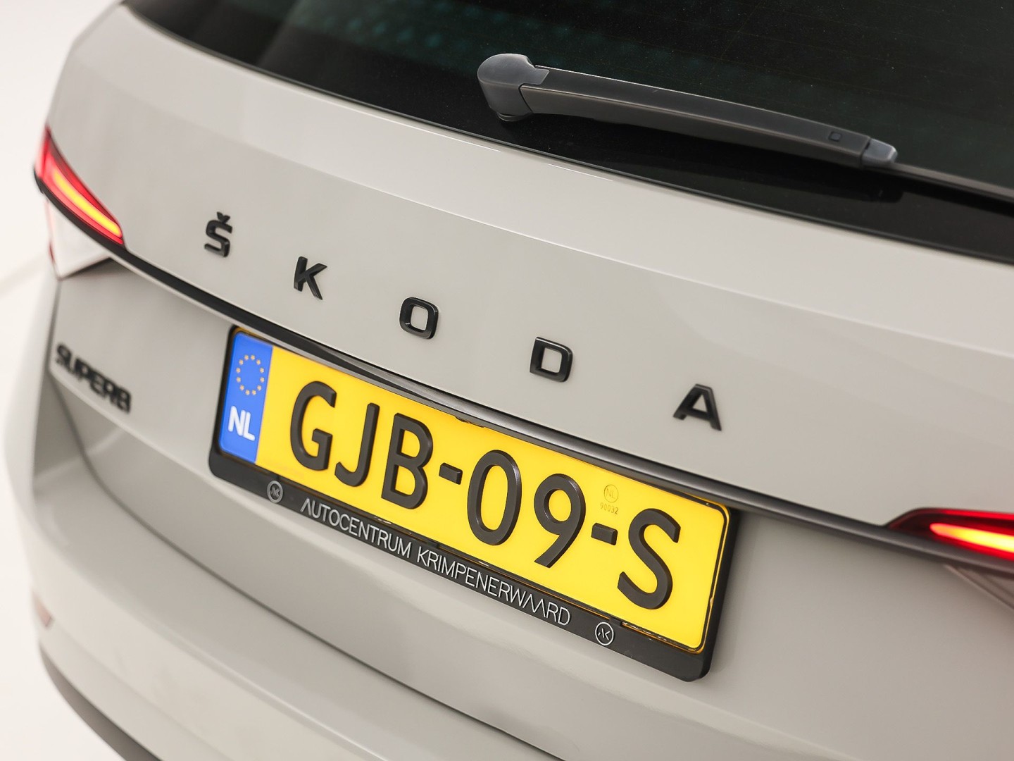 Škoda Superb Combi 1.4 TSI iV Sportline 218Pk Automaat (PANORAMADAK, 360 CAMERA, VIRTUAL COCKPIT, MEMORY SEATS, CANTON AUDIO, STOELVERWARMING, ADAPTIVE CRUISE, SFEERVERLICHTING, APPLE CARPLAY, NIEUWSTAAT)