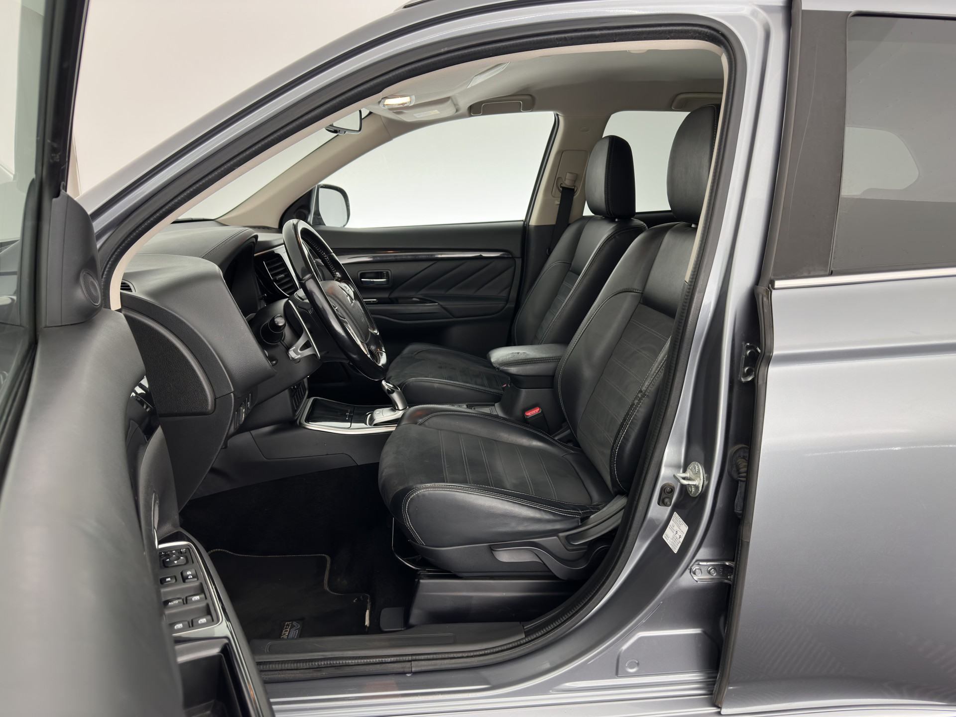 Mitsubishi Outlander 2.0 PHEV (Plug-In) Pure (INCL-BTW) Aut. *LEATHER-MICROFIBRE | COMFORTSEATS | CARPLAY | CAMERA | DAB+ | KEYLESS | PRIVACY-GLASS | SHIFT-PADDLES | TOWBAR | 16''ALU*