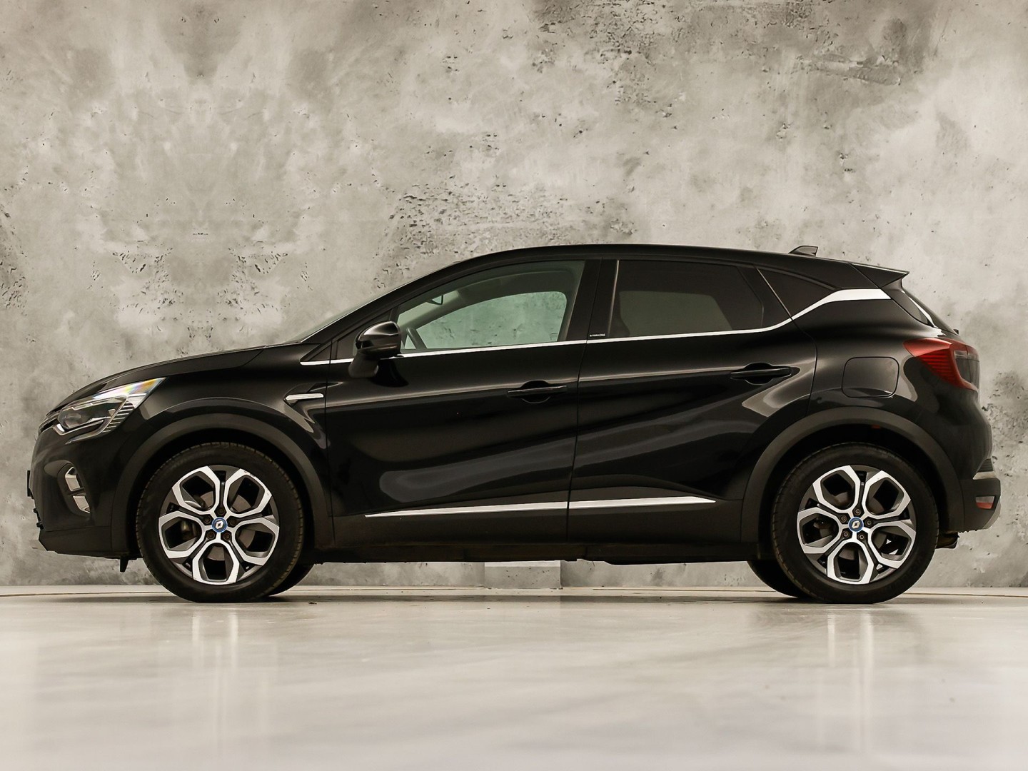 Renault Captur 1.6 E-Tech Plug-in Hybrid 160 Sport 160Pk Automaat (VIRTUAL COCKPIT, APPLE CARPLAY, GROOT NAVI, CAMERA, SPORTSTOELEN, LEDER, GETINT GLAS, LANE ASSIST, NIEUWSTAAT)