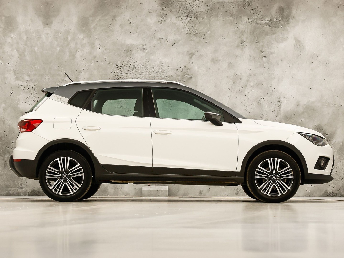 SEAT Arona 1.0 TSI Sport (APPLE CARPLAY, GROOT NAVI, CLIMATE, ZWART HEMEL, SPORTSTOELEN, PARKEERSENSOREN, ELEK PAKKET, CRUISE, NIEUWSTAAT)