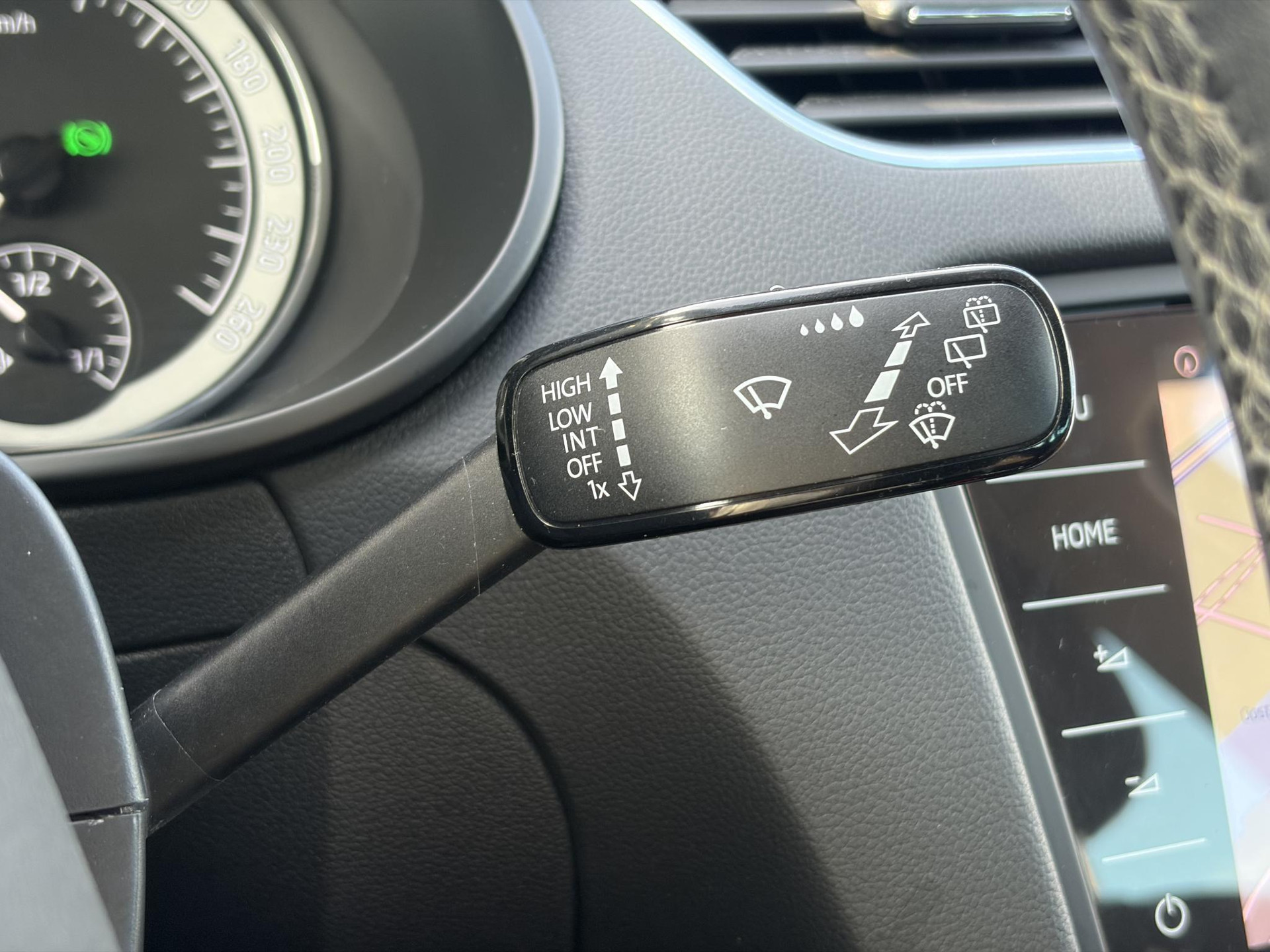 Skoda Octavia Combi 1.5 TSI Greentech Style Business 2e Eigenaar,Draadloze telefoonlader,Carplay,Camera,Navi,Trekhaak,150pk,Pdc V+A,Keyless,Clima,Cruise,Elekt.Stoel,Recent beurt gehad,N.A.P,Apk tot 07-2027