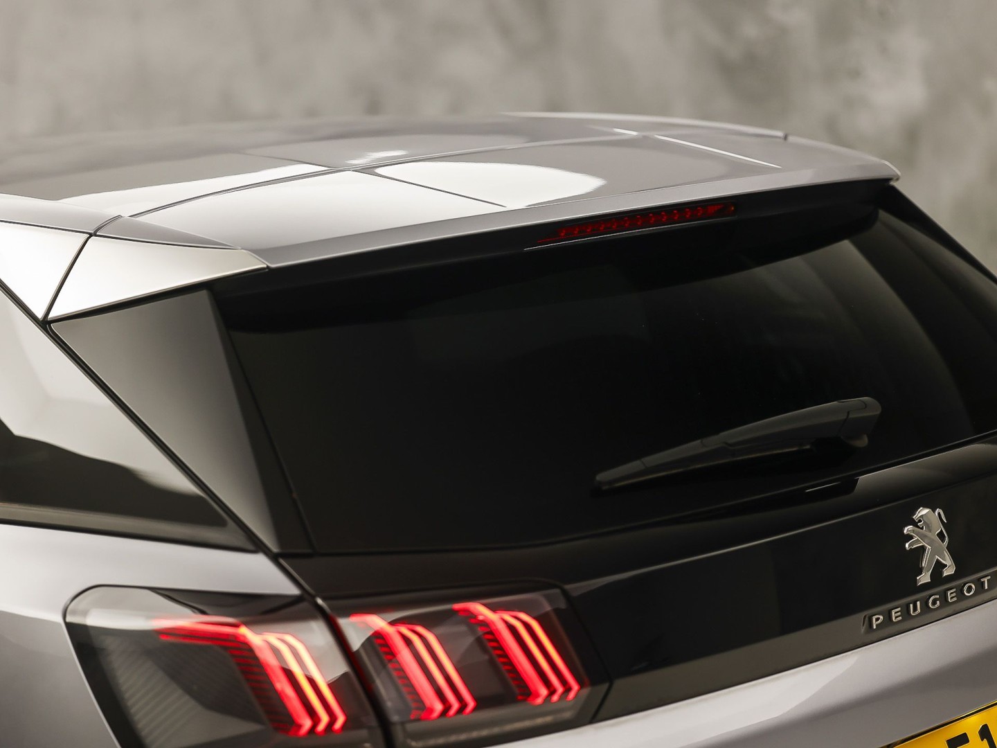 Peugeot 3008 1.6 HYbrid 225 Allure Sport 225Pk Automaat (APPLE CARPLAY, GROOT NAVI, 360 CAMERA, SPORTSTOELEN, LEDER, KEYLESS, GETINT GLAS, LANE ASSIST, NIEUWSTAAT)